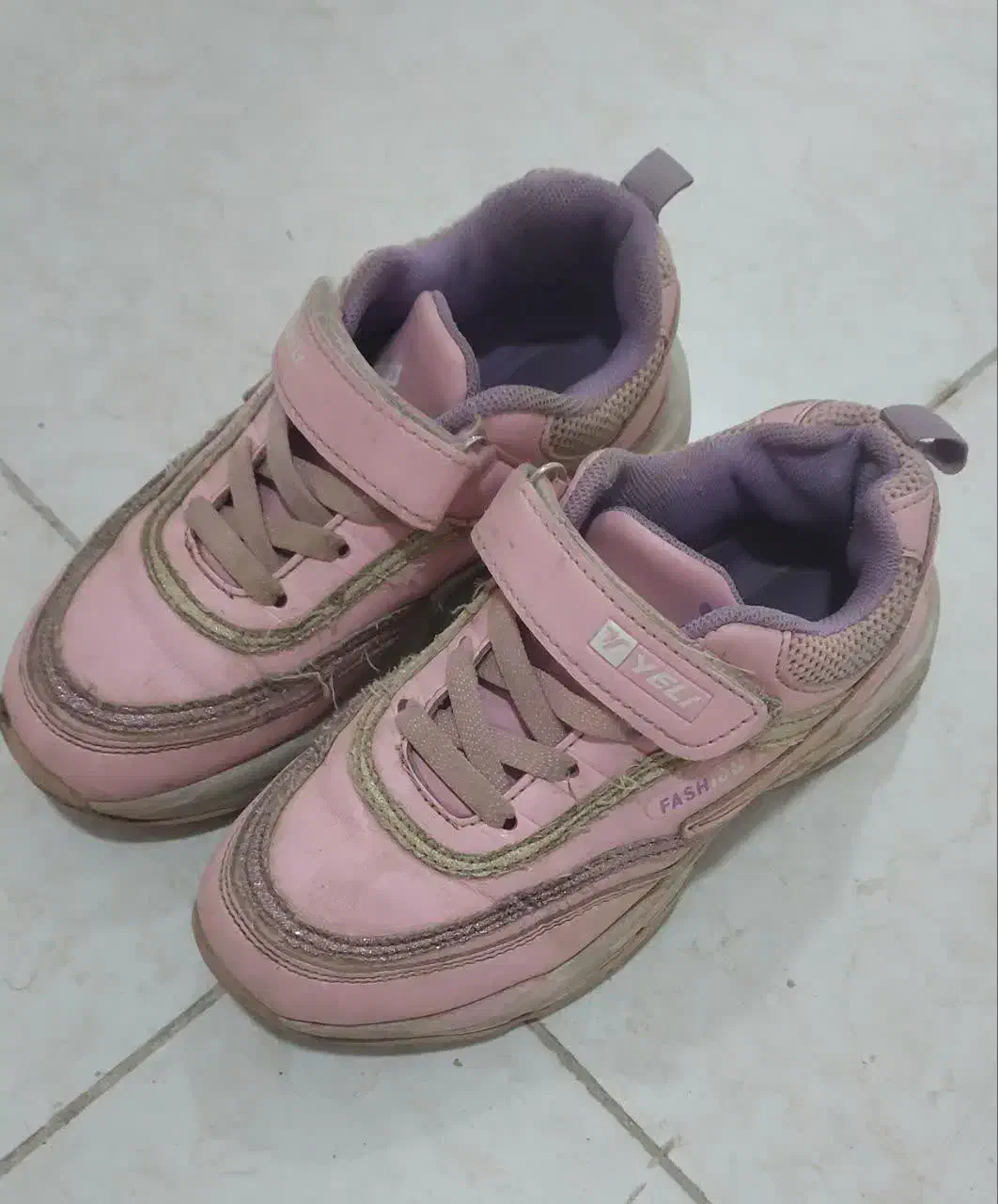 کفش دخترانه اسپرت خارجی سایز 32|کفش و لباس بچه|نیشابور, هفده شهریور|دیوار