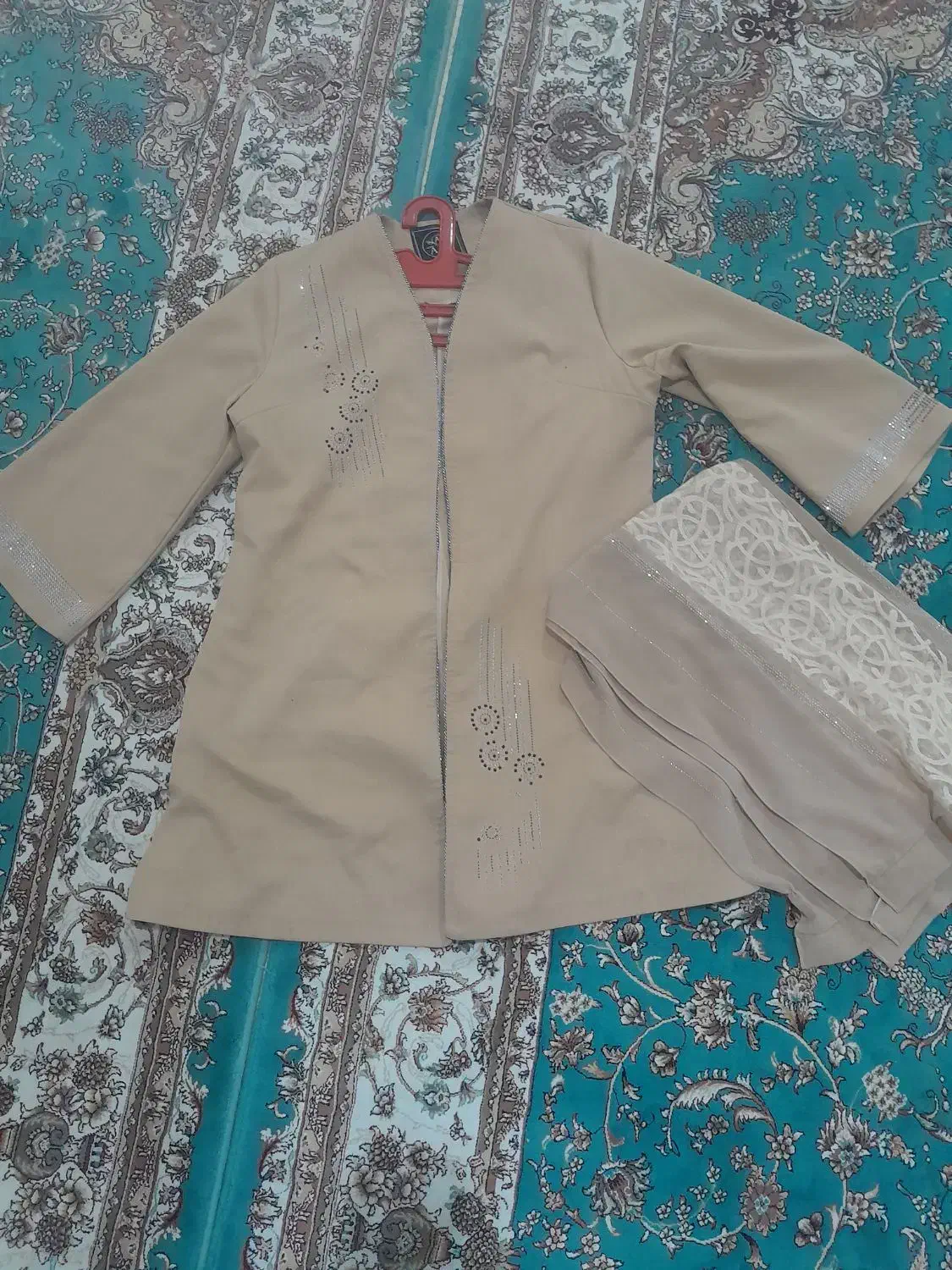 مانتو|لباس|رباط‌کریم, الارد|دیوار