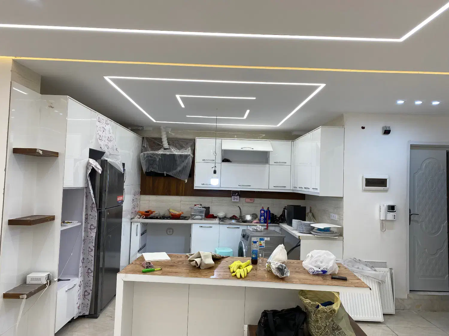 اجرا تخصصی کناف و تایل (نقاشی و برقکاری)|خدمات پیشه و مهارت|صدرا-فارس, فاز ۱|دیوار