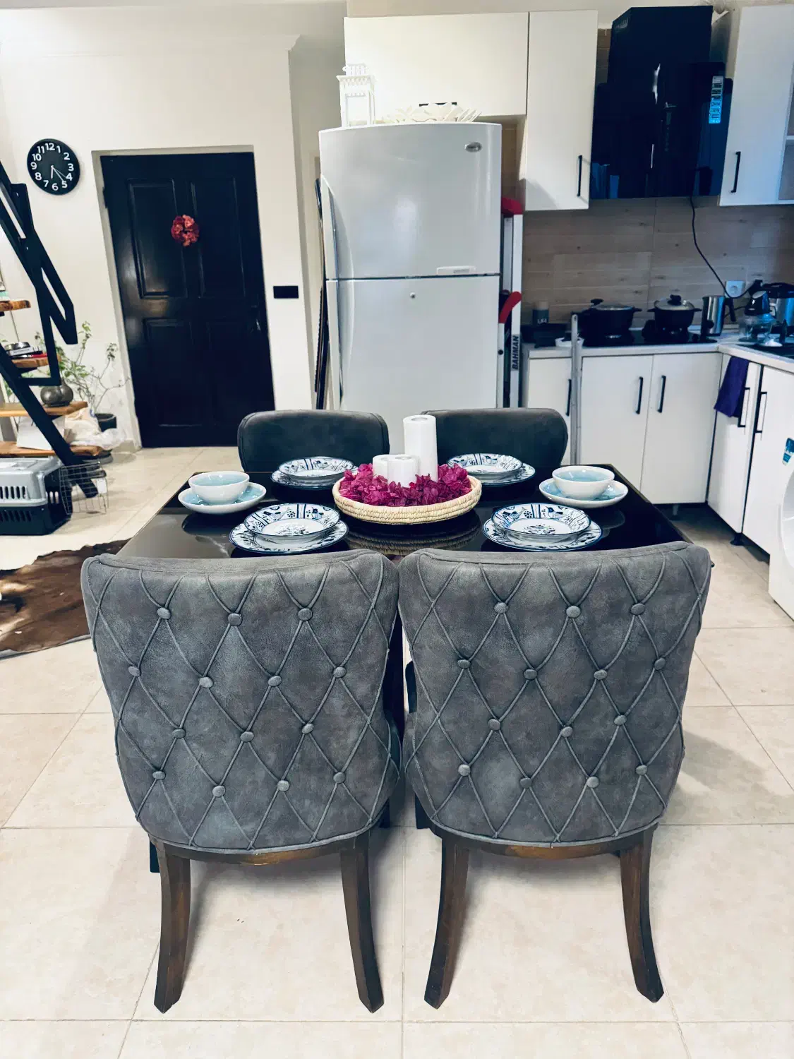 میز نهار خوری و مبل تختخواب شو ایکیا بهمراه عسلی|میز و صندلی غذاخوری|کیش, |دیوار