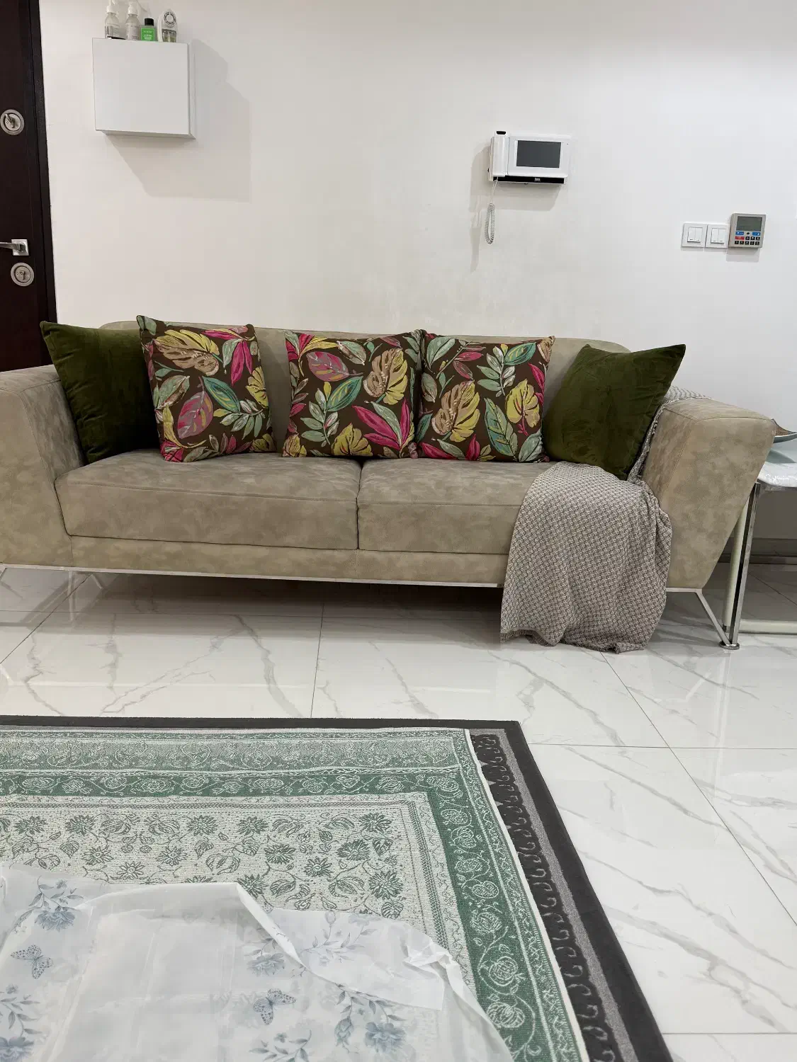 مبل راحتی با پایه استیل|مبلمان خانگی و میز عسلی|قم, قلعه یزدیها|دیوار