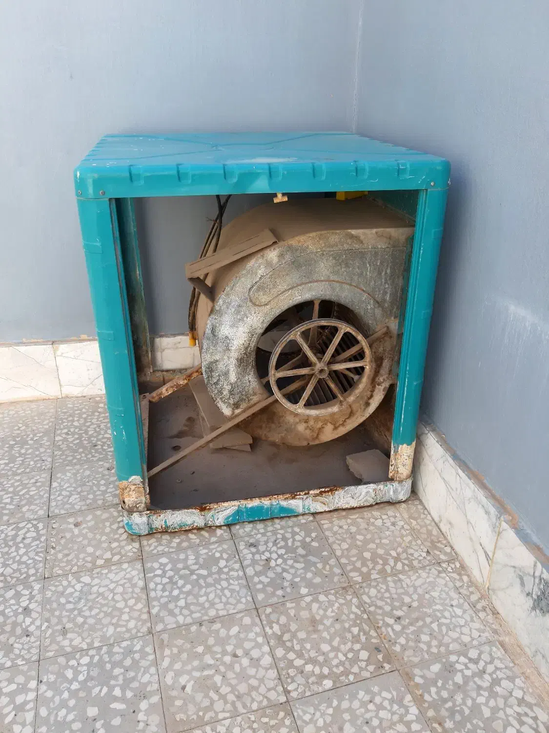 اتاقک کولر|کولر آبی|کاشان, گریه|دیوار