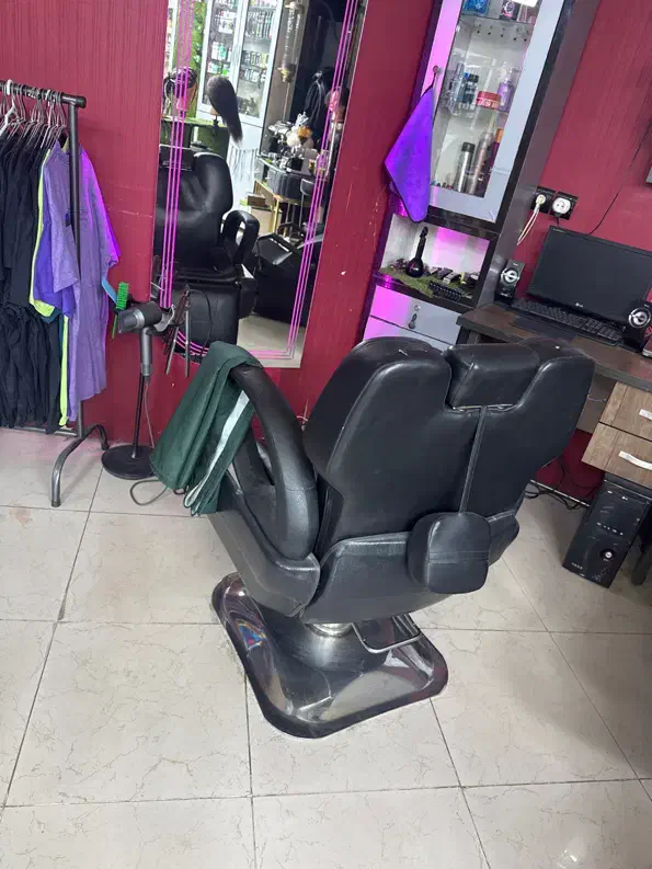 فروش ۳ عدد صندلی vip و ی سری لوازم ارایشی|آرایشگاه و سالنهای زیبایی|لاهیجان, شیشه گران|دیوار