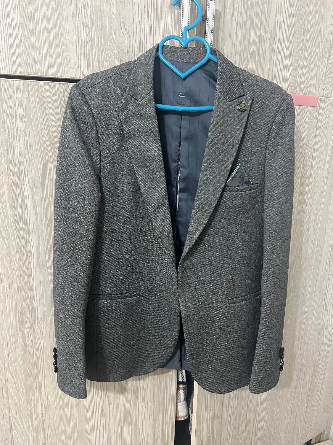 تک‌کت|لباس|ماکلوان, |دیوار