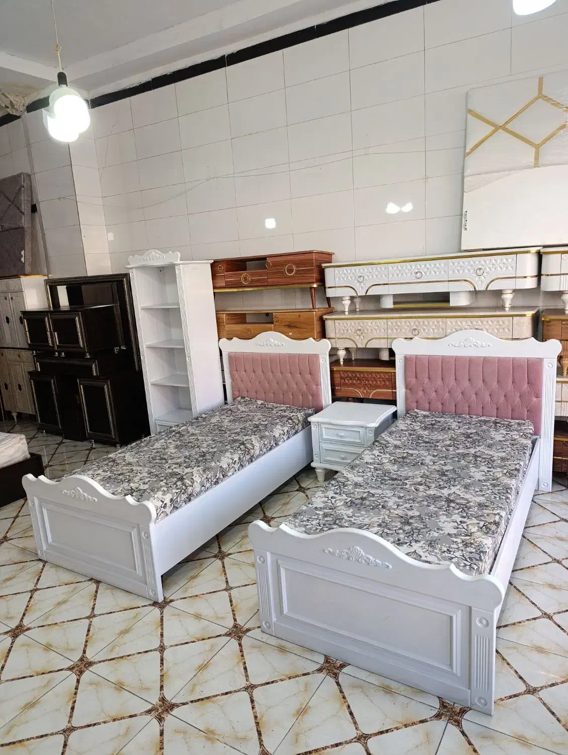 دو عدد تخت و خواب یک نفره همراه کتابخانه و پاتختی|تخت و سرویس خواب|مهاباد (آذربایجان غربی), |دیوار