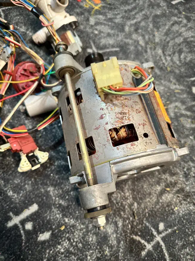 موتور و‌وسایل برقی کامل لباسشویی ابسال|ماشین لباسشویی و خشک‌کن لباس|علویجه - دهق, |دیوار