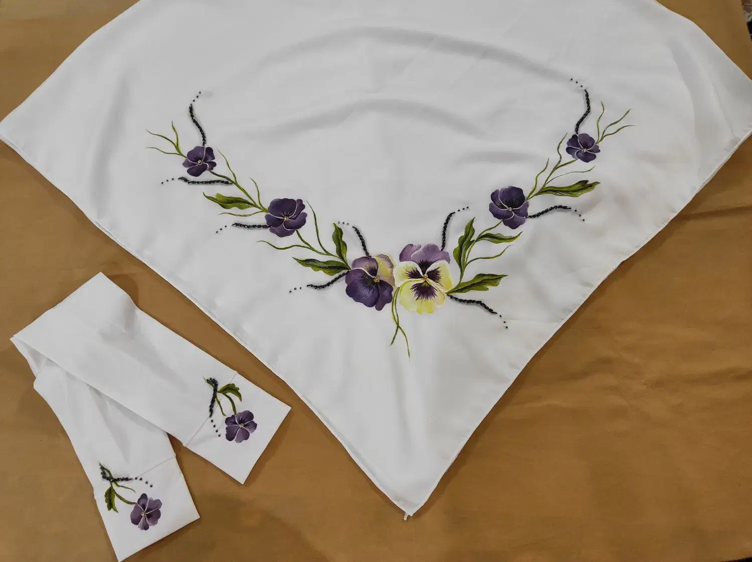 نقاشی و جواهر دوزی روی انواع لباس های مجلسی و غیره|لباس|مشهد, سپاد|دیوار