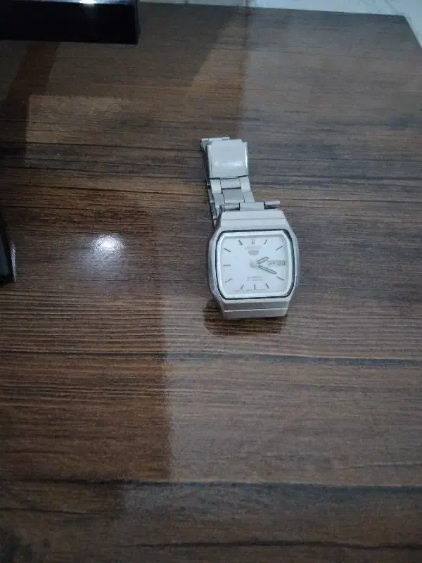 ساعت سیکو پنج|ساعت|نیشابور, مدرس|دیوار