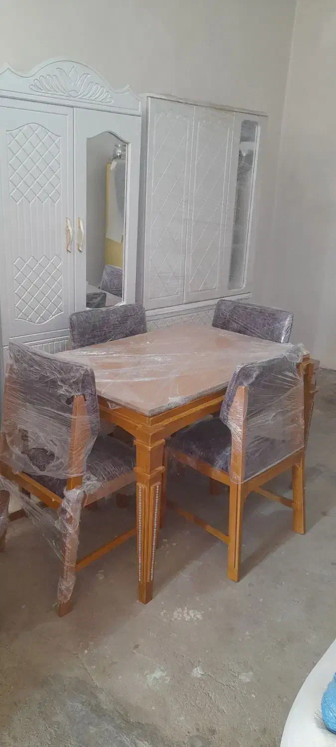 میزغذاخوری ۴ نفره  ومدل کمجا نو داخل مغازه|میز و صندلی غذاخوری|اسدآباد, |دیوار