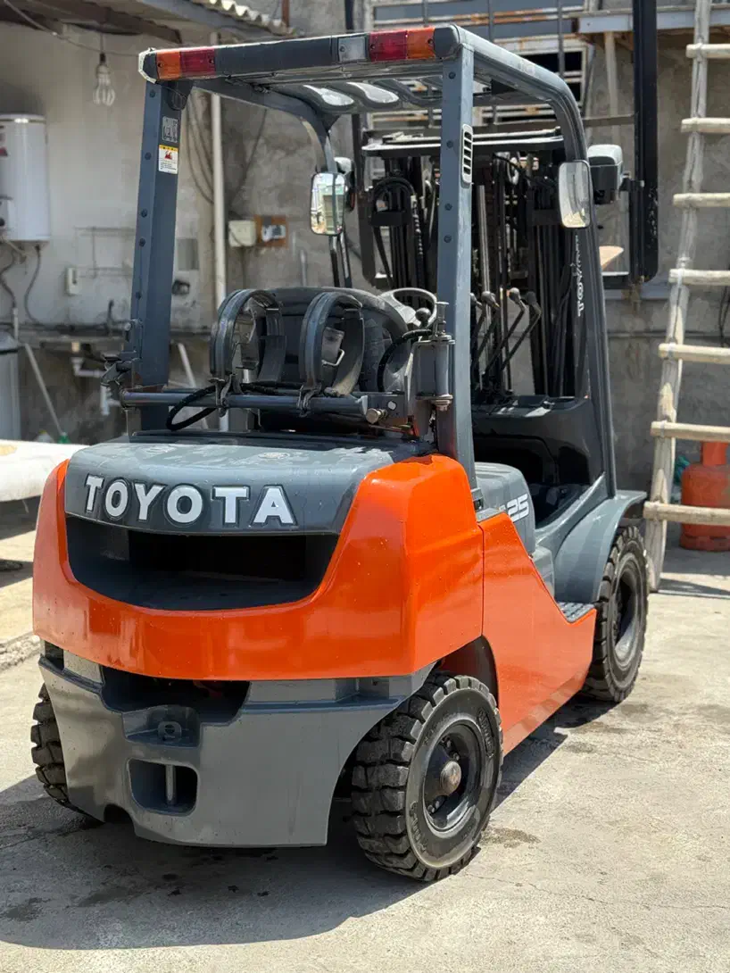 لیفتراک تویوتا ۲/۵|ماشین‌آلات صنعتی|شیراز, پادگان ولیعصر|دیوار