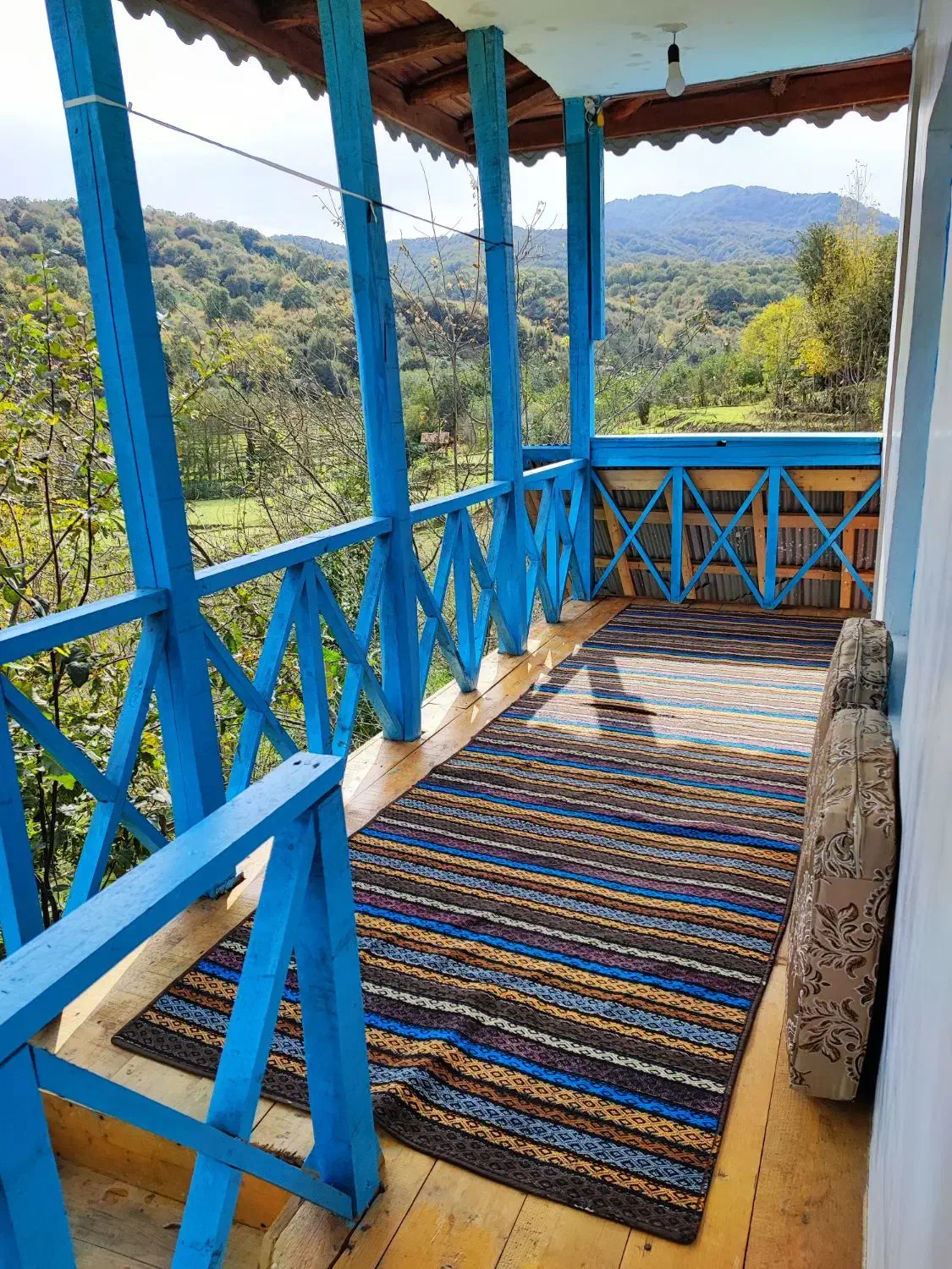 کلبه جنگلی با ویو بینظیر|اجارهٔ کوتاهمدت ویلا و باغ|رشت, باهنر|دیوار