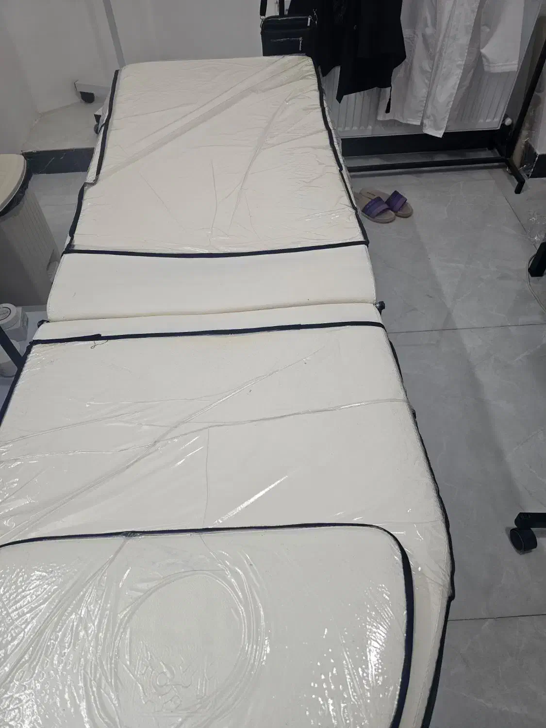 تخت|آرایشگاه و سالن‌های زیبایی|تیران, |دیوار