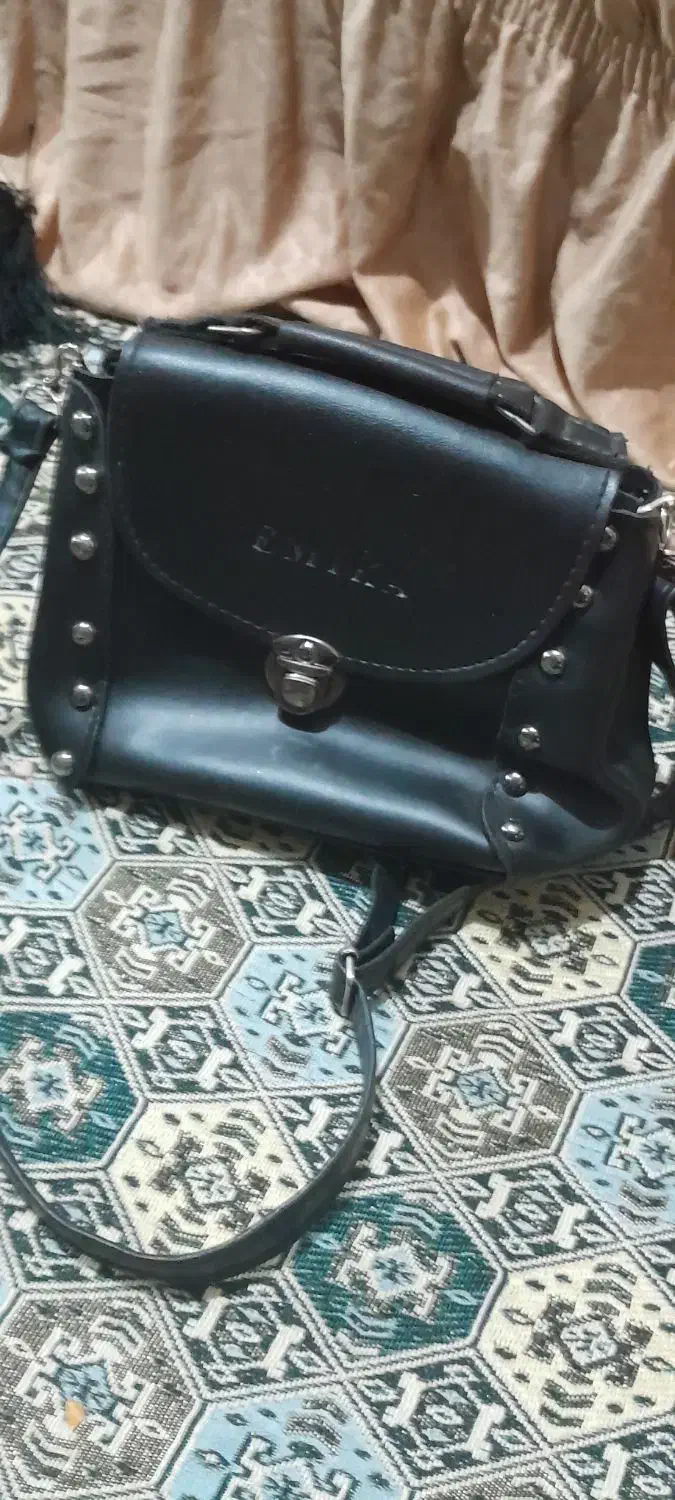 کیف دوشی|کیف، کفش، کمربند|رشت, فلسطین|دیوار