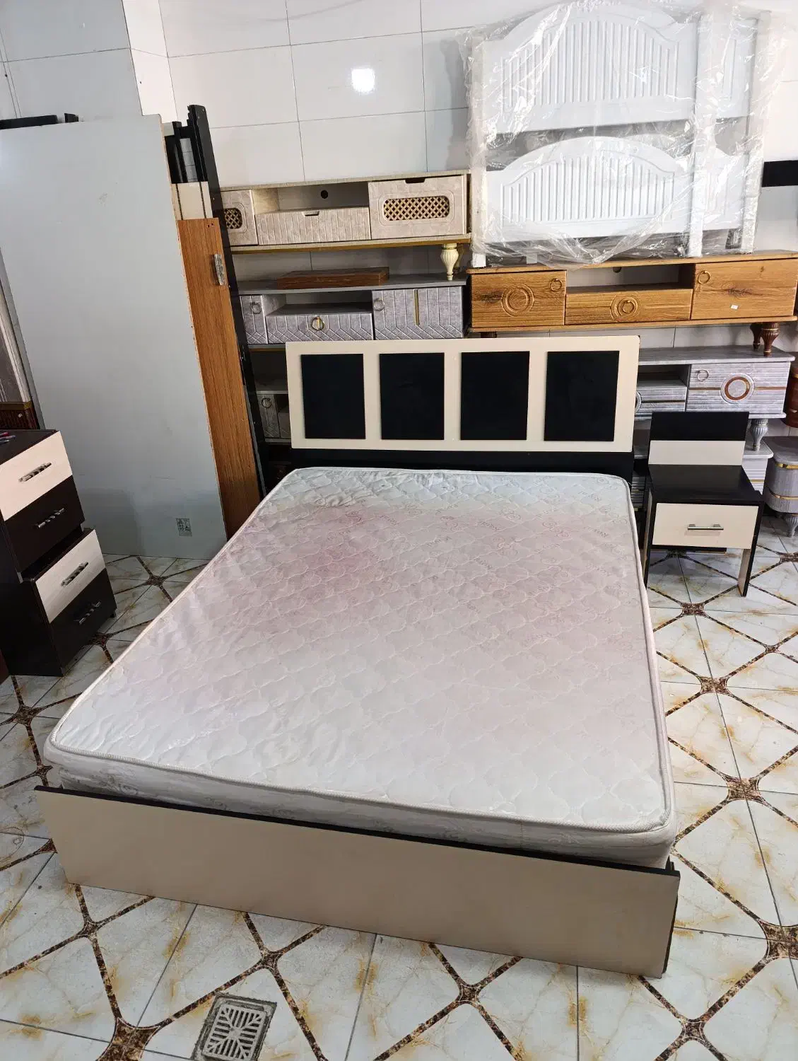 تخت و خواب دو نفره همراه تشک و پاتختی|تخت و سرویس خواب|مهاباد (آذربایجان غربی), |دیوار