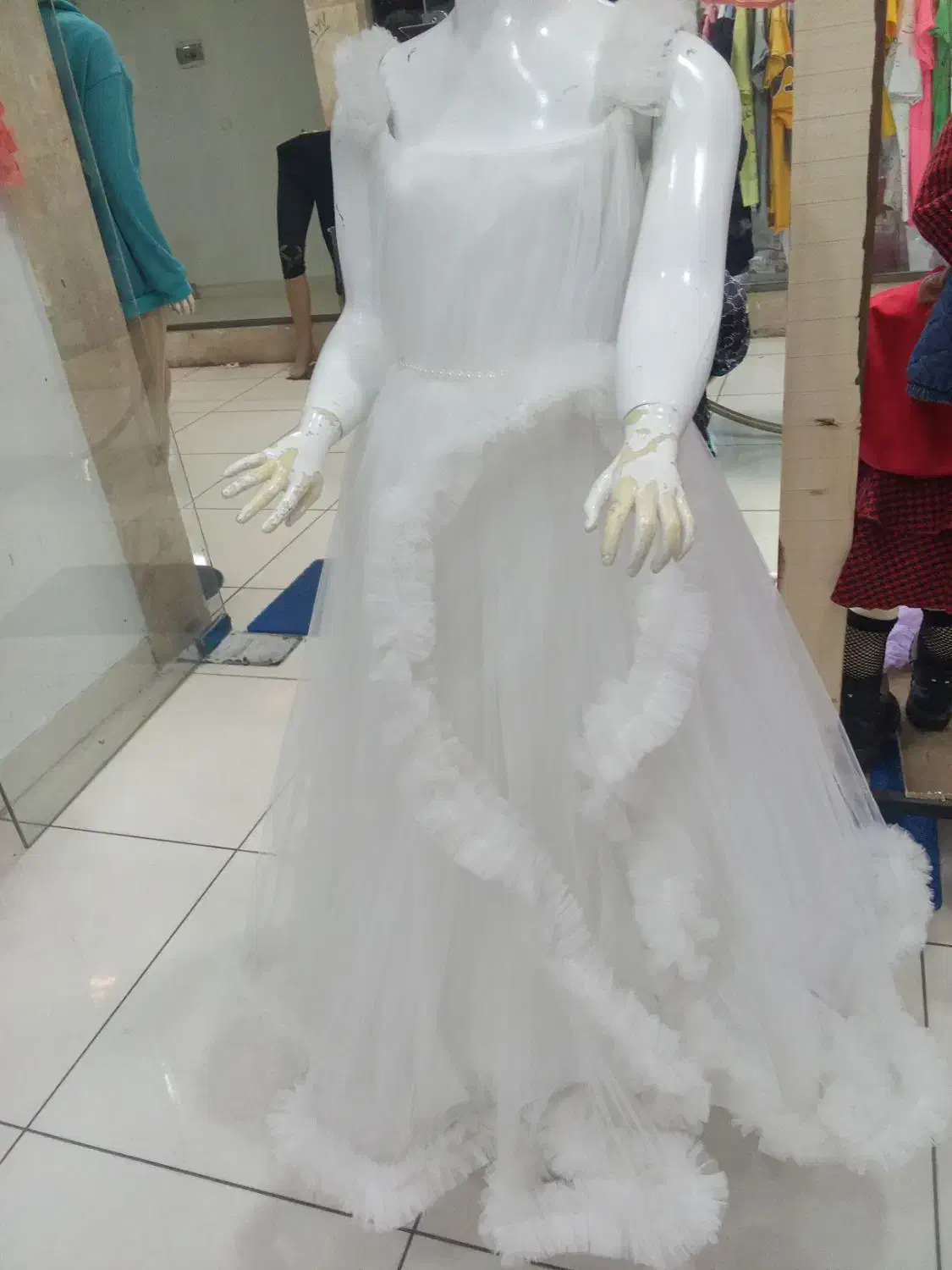 به علت جمع کردن مغازه|لباس|مشگین شهر, |دیوار