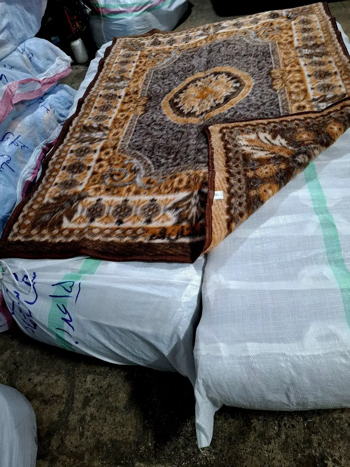 پتو برند سرا درخشان مدل قالیچه یکنفره زمستانی|رختخواب، بالش، پتو|تهران, شکوفه (عبدل آباد)|دیوار
