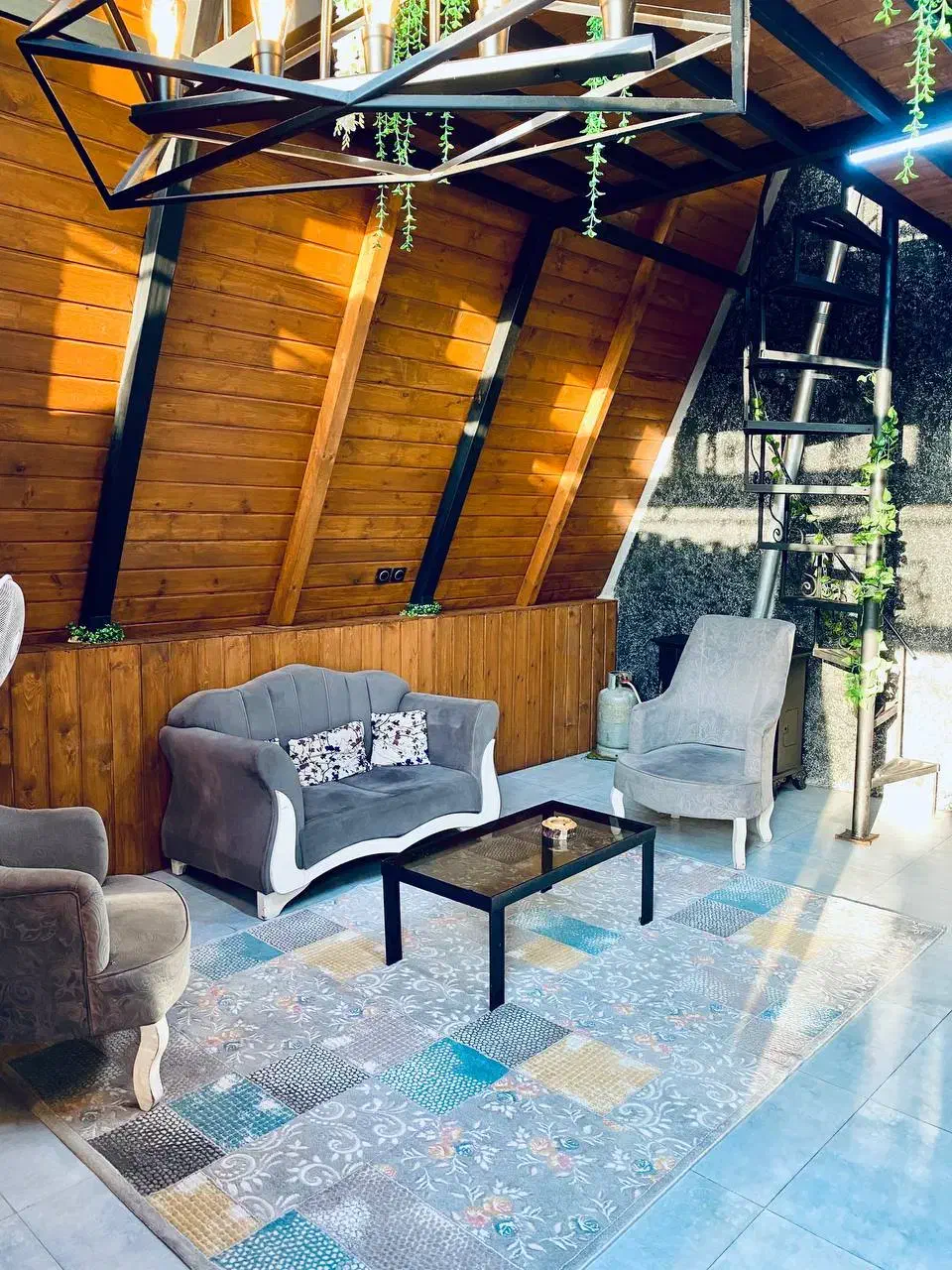 کلبه سوئیسی رشت در مکانی امن|اجارهٔ کوتاه‌مدت ویلا و باغ|رشت, حومه رشت|دیوار