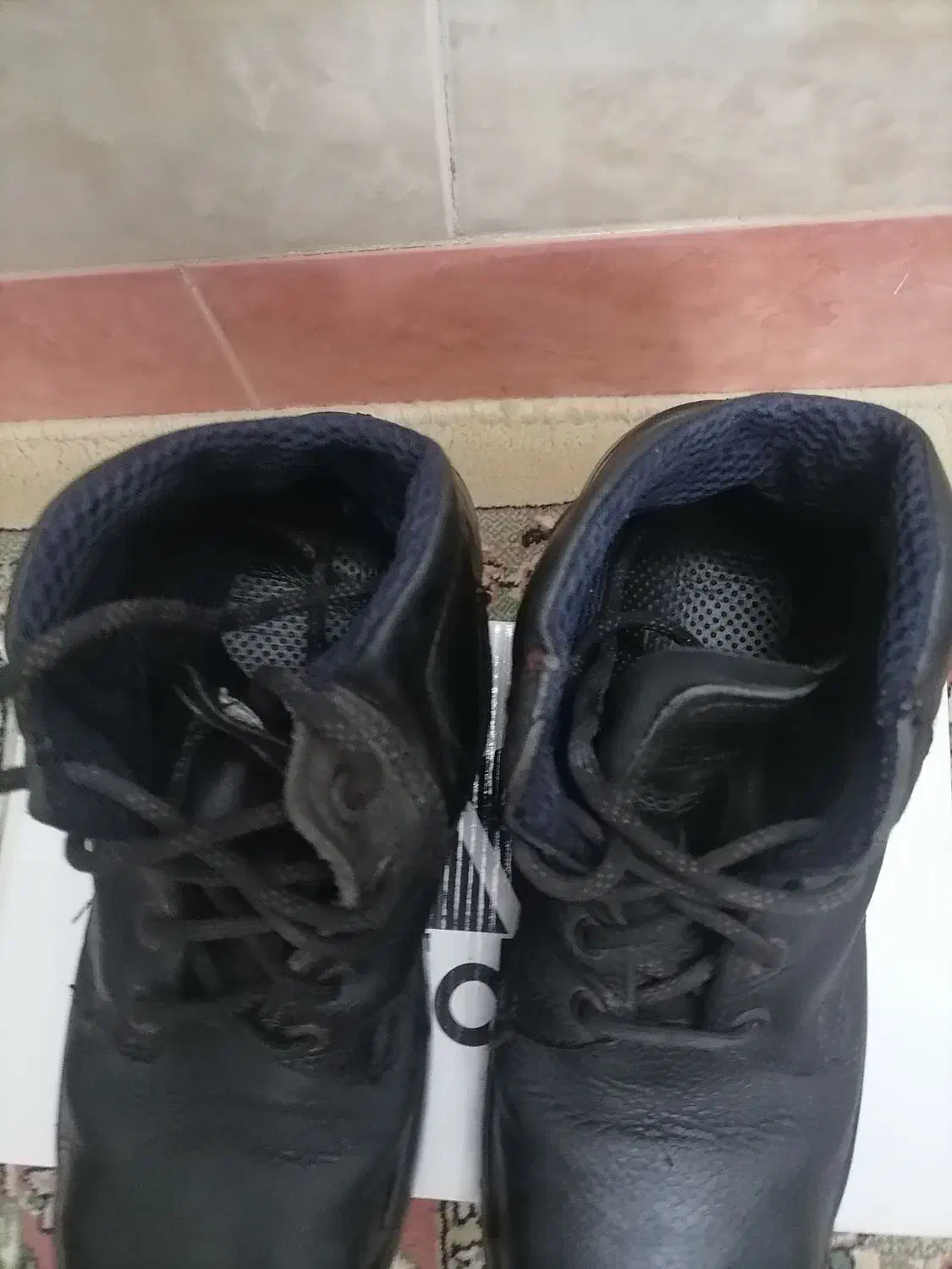 کفش کاروکفش سربازی|کیف، کفش، کمربند|قم, چهل درخت|دیوار