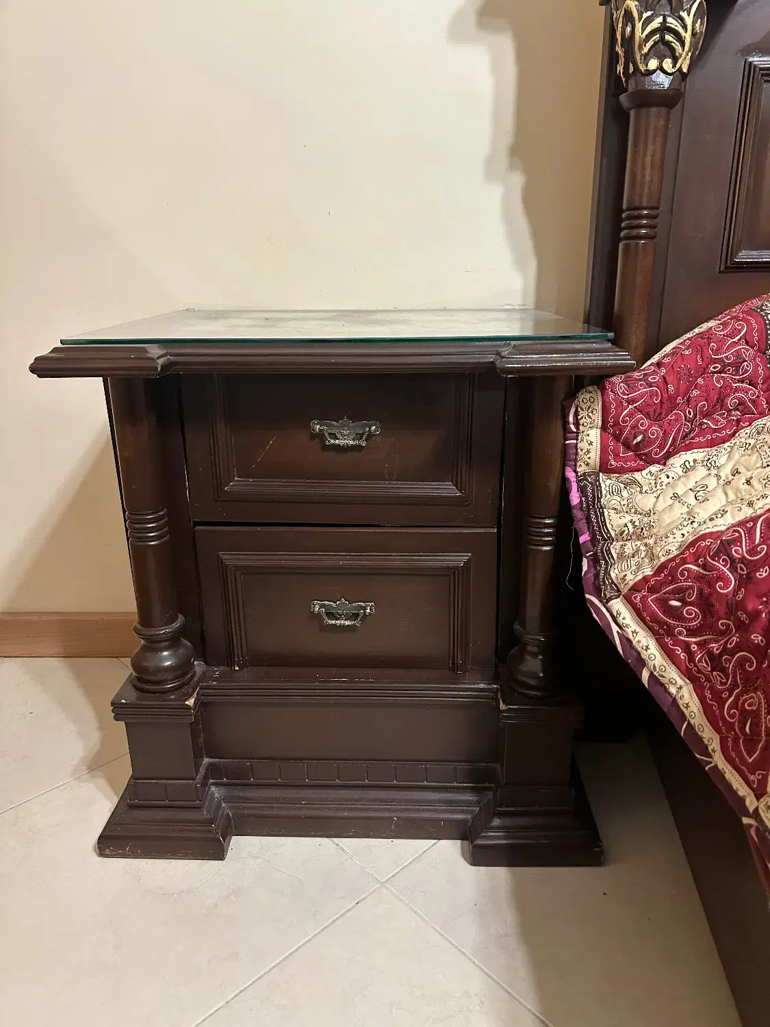 تخت دو نفره و میز آرایش و دو عدد پاتختی وتشک|تخت و سرویس خواب|اصفهان, گلزار|دیوار