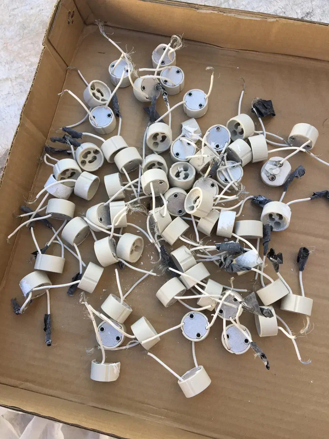 سوکت سرامیکی هالوژن|لامپ و چراغ|اصفهان, بوستان کوهستانی صفه|دیوار