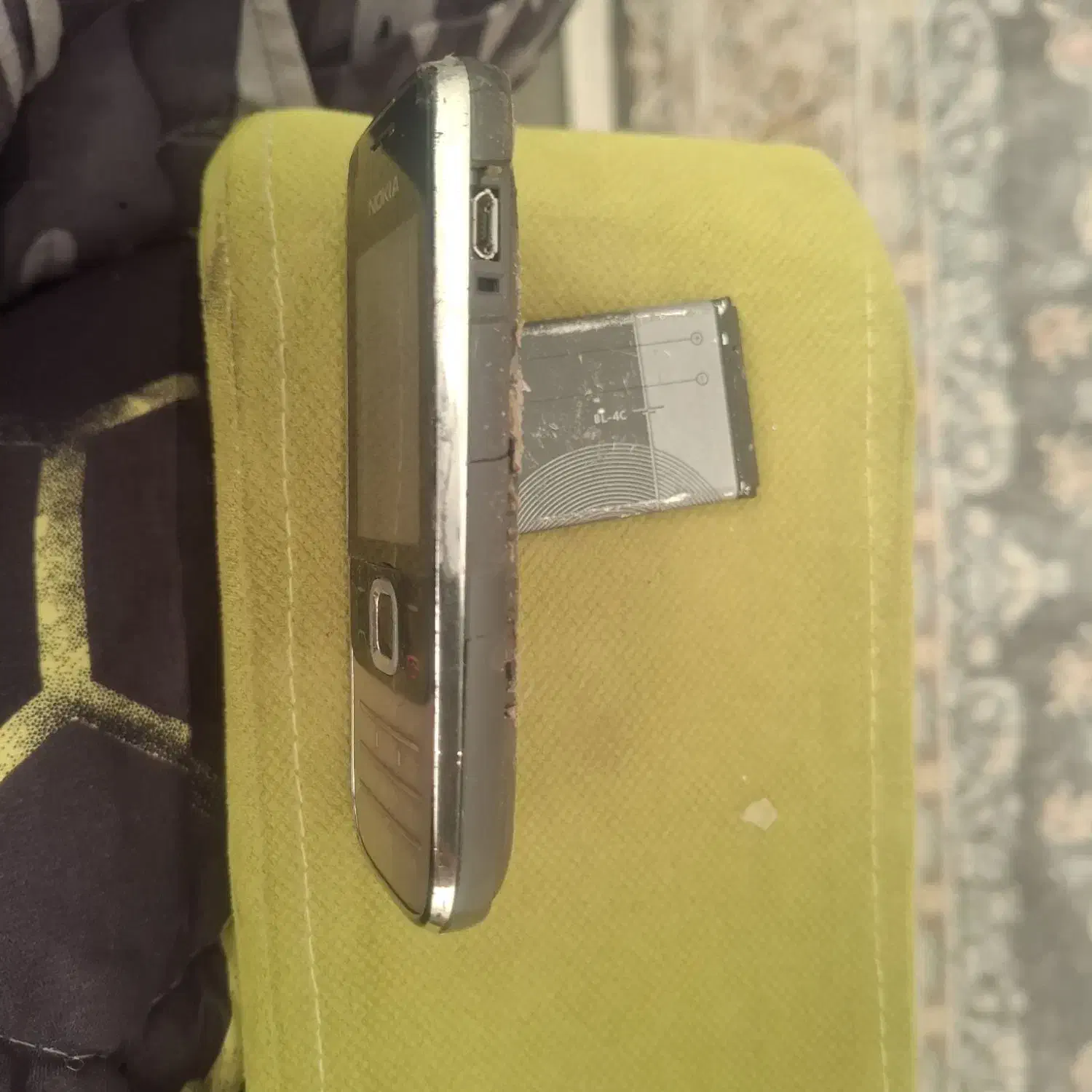 گوشی  نوکیا  مدل ۲۷۰۰  ساله  شارژ و کارتون ندارم|موبایل|تهران, اوقاف|دیوار