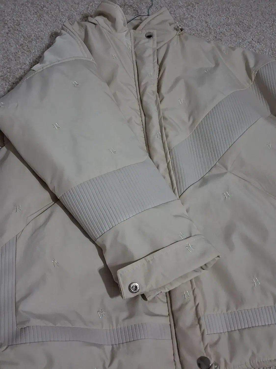 کاپشن|لباس|مشگین شهر, |دیوار