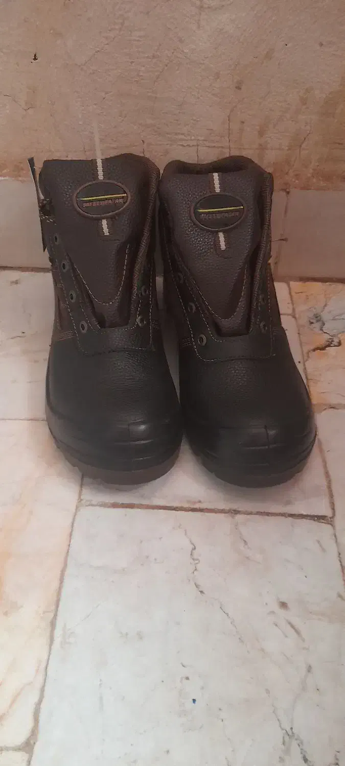 کفش کار جلوش آهن داره  بسیار  محکم وبا دوام|کیف، کفش، کمربند|مهدی شهر, |دیوار