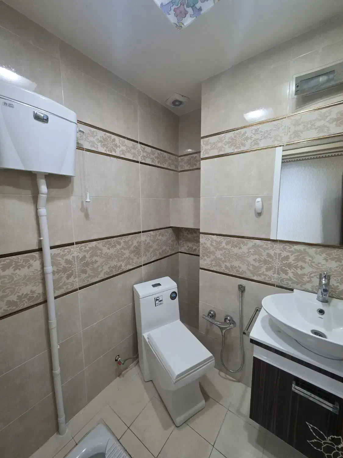 ۱۳۰متر ۲خواب ۵ساله سالن پرده خور خطی رو به آفتاب