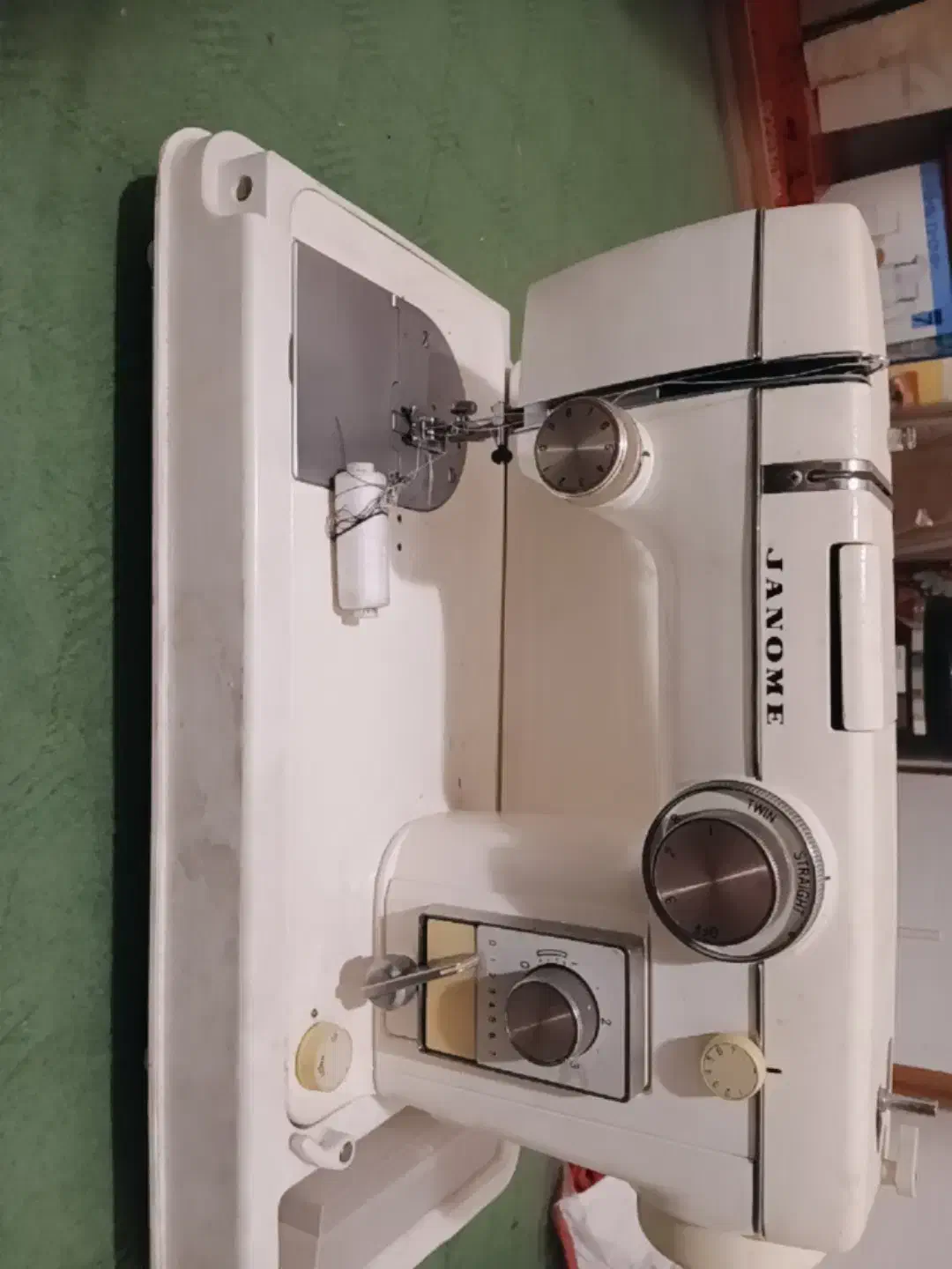 ۱ عدد چرخ خیاطی ژانومه|چرخ خیاطی و ریسندگی|لاهیجان, آهندان|دیوار