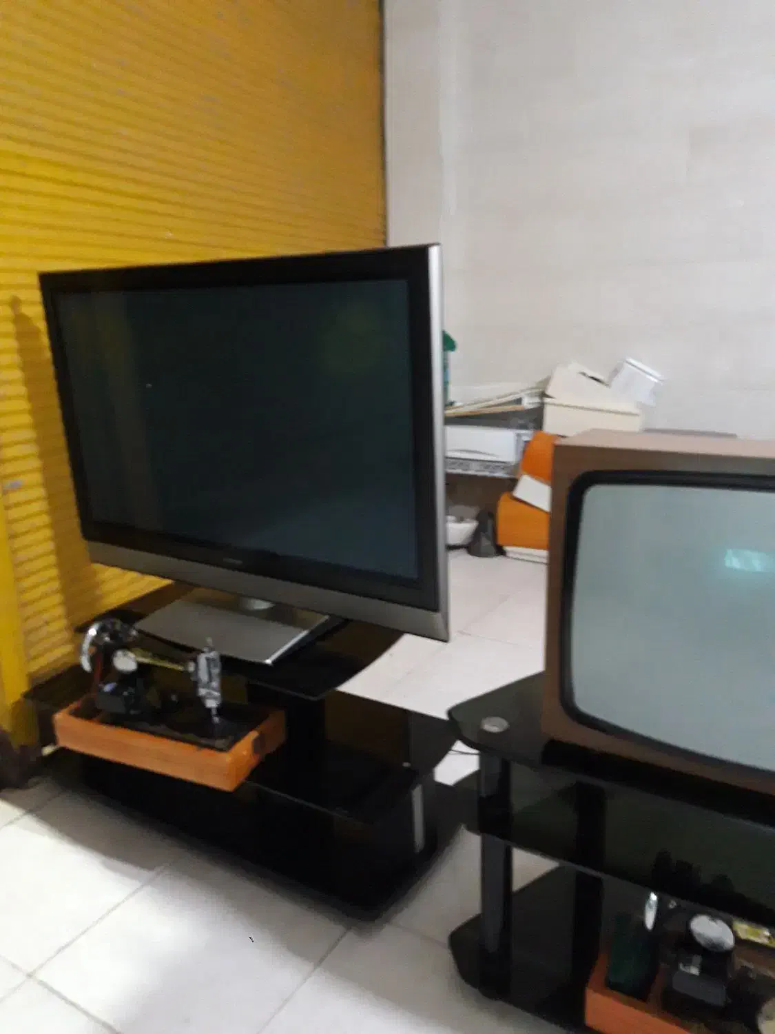 تنوع در تلوزیون قدیمی|تلویزیون و پروژکتور|رشت, استقامت ۱|دیوار