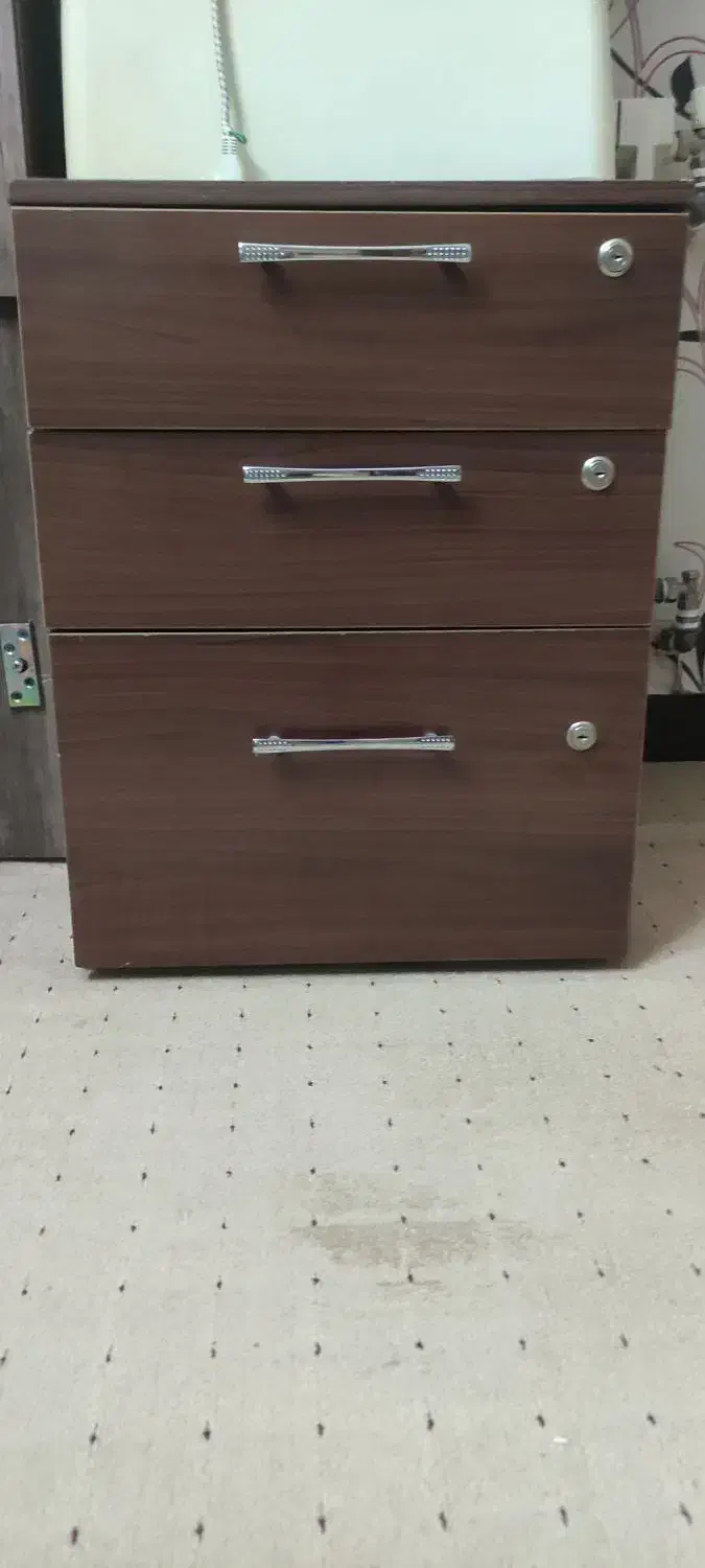 کابینت  و گاز صفحه   و سه کشاب کلید دار و ابچکون|آب‌چکان و نظم‌دهنده ظروف|اصفهان, شهرک کوثر|دیوار