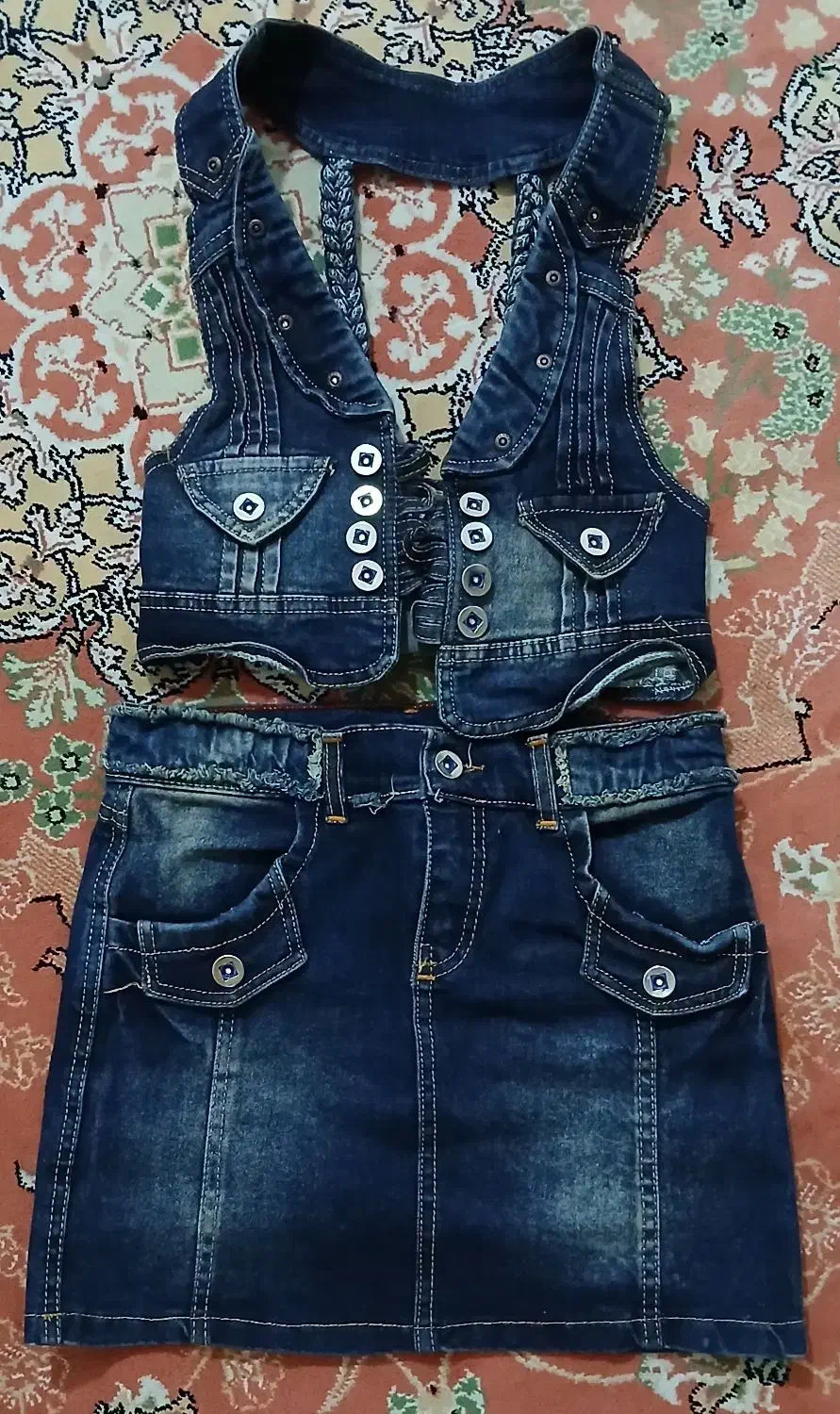 دامن و جلیقه لی|لباس|فردیس, منظریه|دیوار