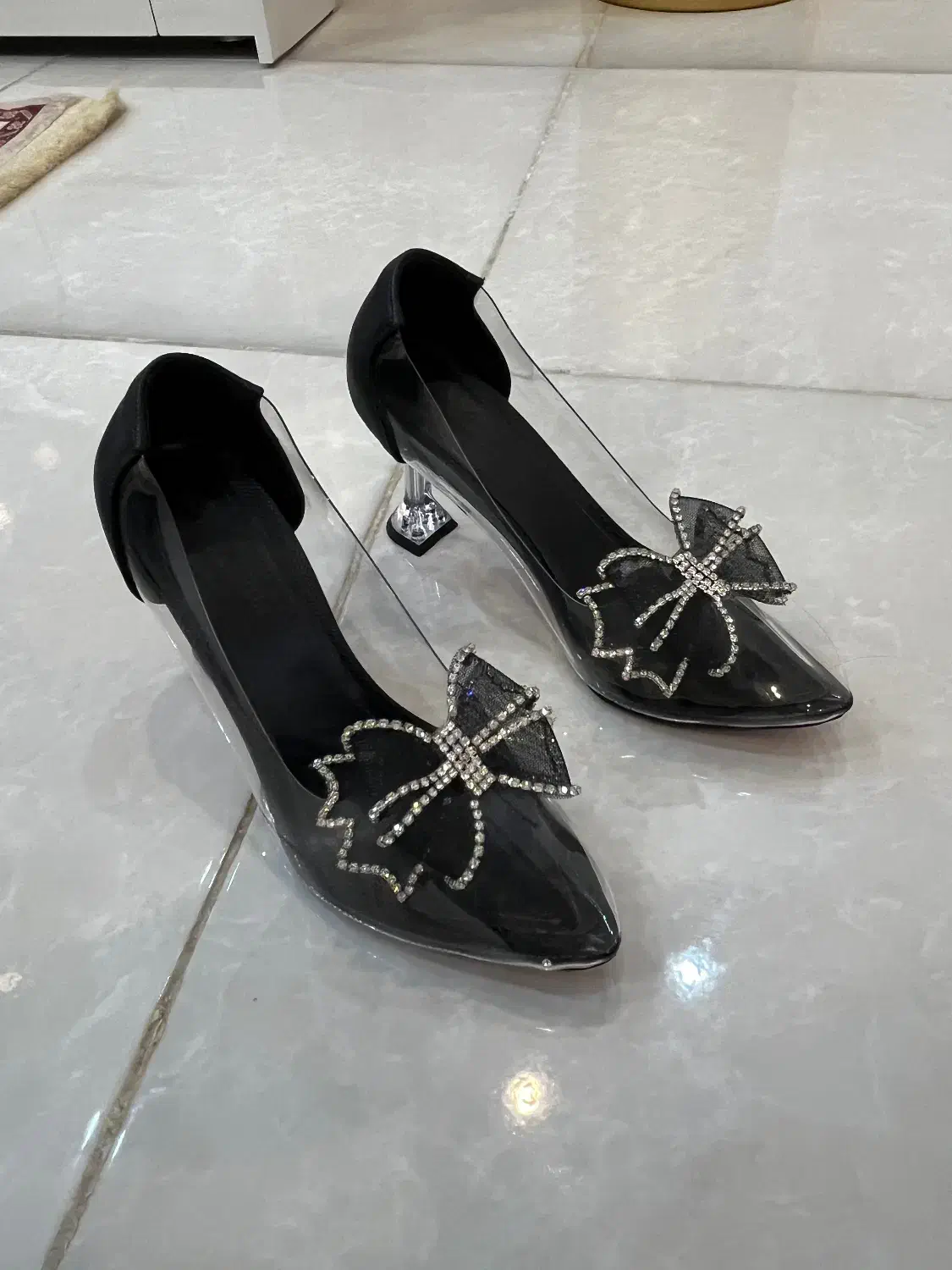 پاشنه بلند|کیف، کفش، کمربند|پرند, فاز ۲|دیوار