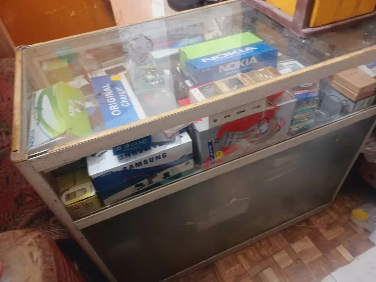 دکور ایستاده و ویترین ست ، دکور و میز پیشخوان mdf|فروشگاه و مغازه|کاشان, پشت شهربانی|دیوار