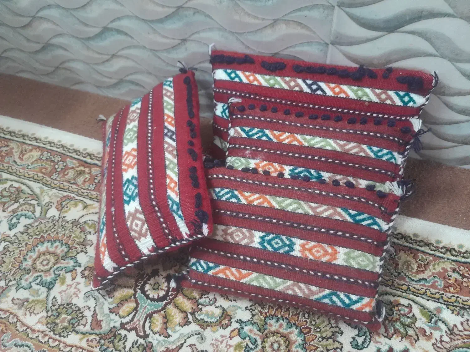 پشتی‌جلو‌ی‌در|پشتی|گنبد کاووس, |دیوار