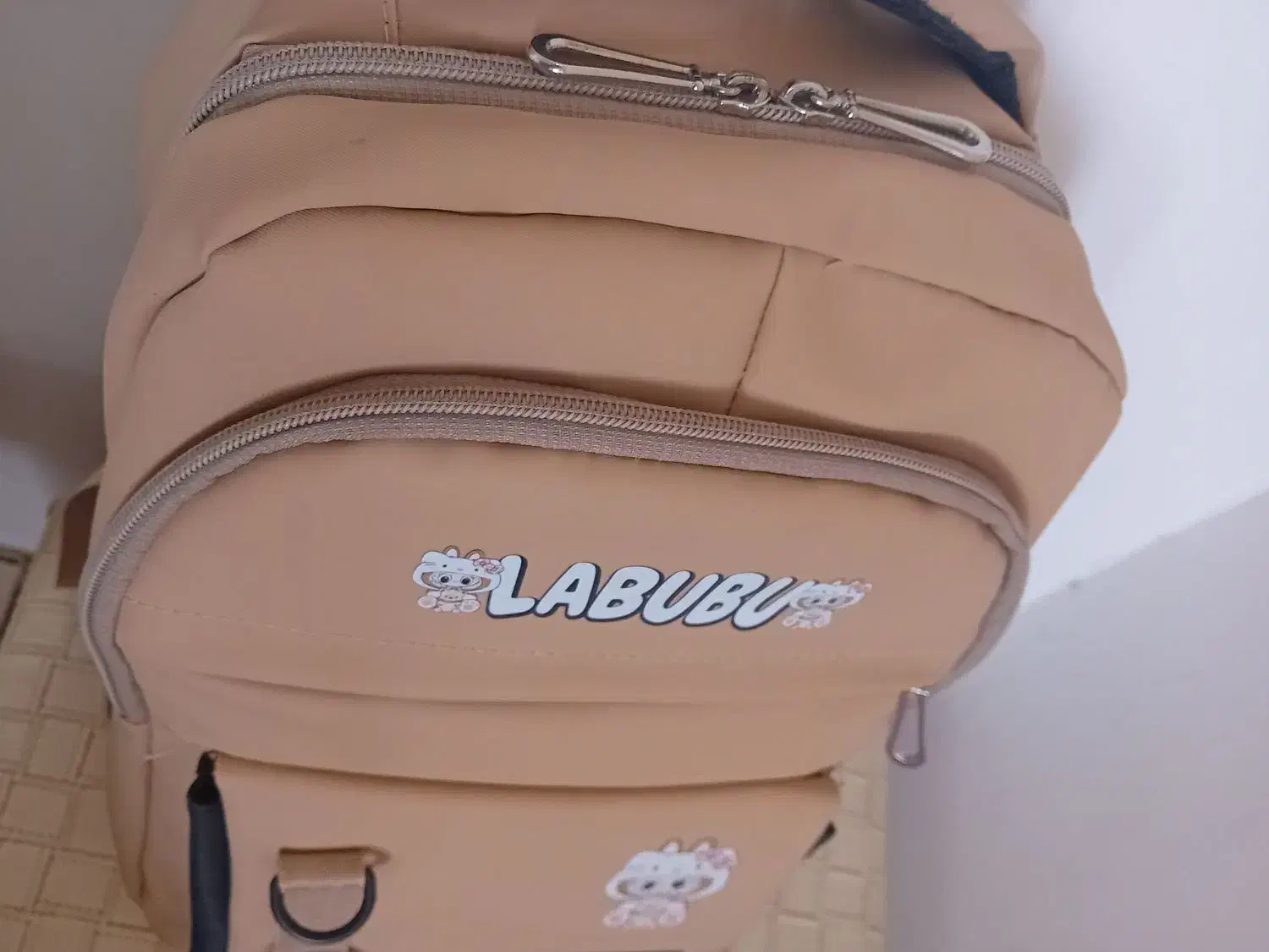 کیف مدرسه|کیف، کفش، کمربند|تربتحیدریه, ده پائین|دیوار