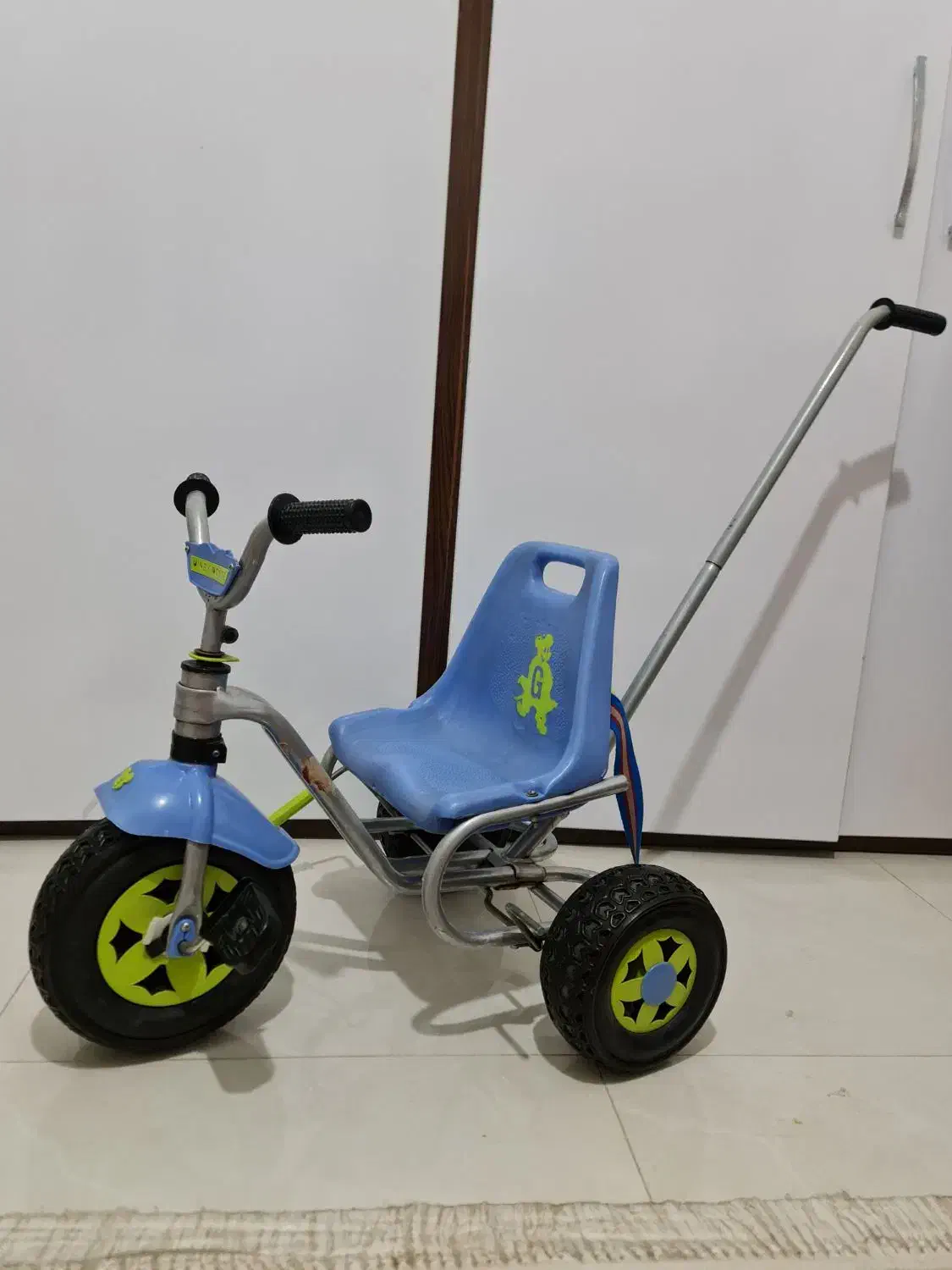 سه چرخه کودک|اسباببازی بچه|شاهینشهر, خانه کارگر|دیوار