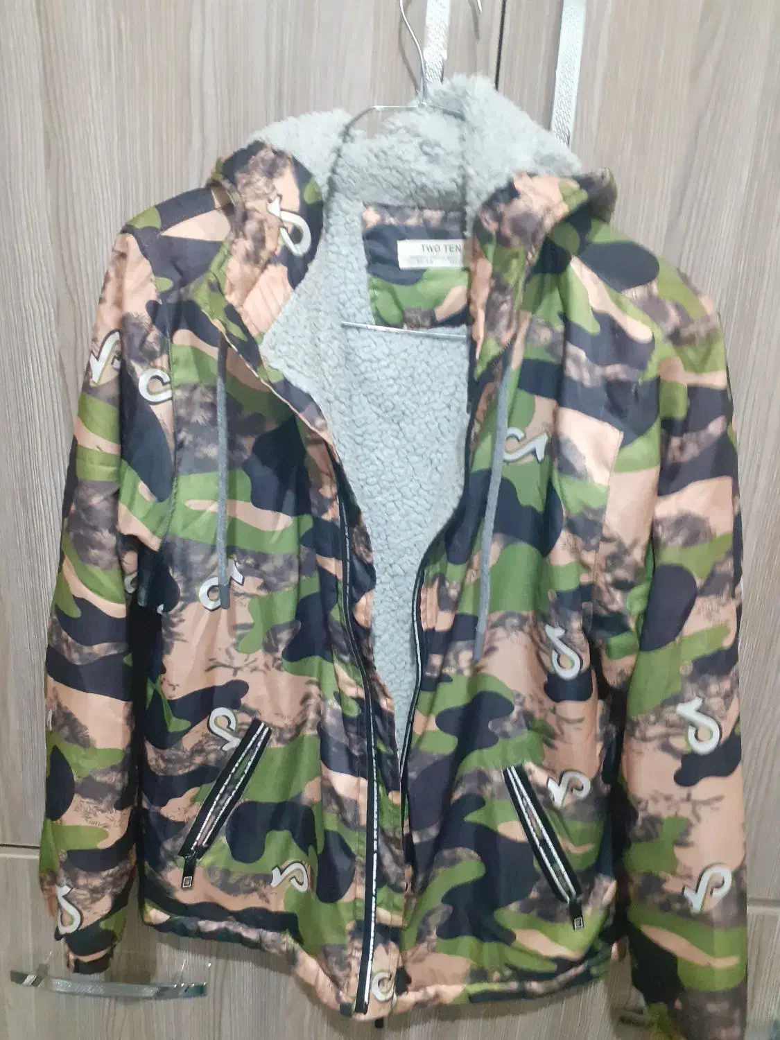 کاپشن|لباس|اردبیل, |دیوار