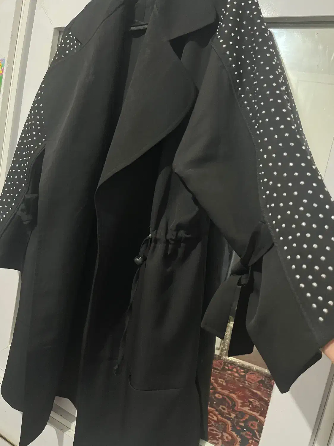 مانتو|لباس|مشهد, قائم|دیوار