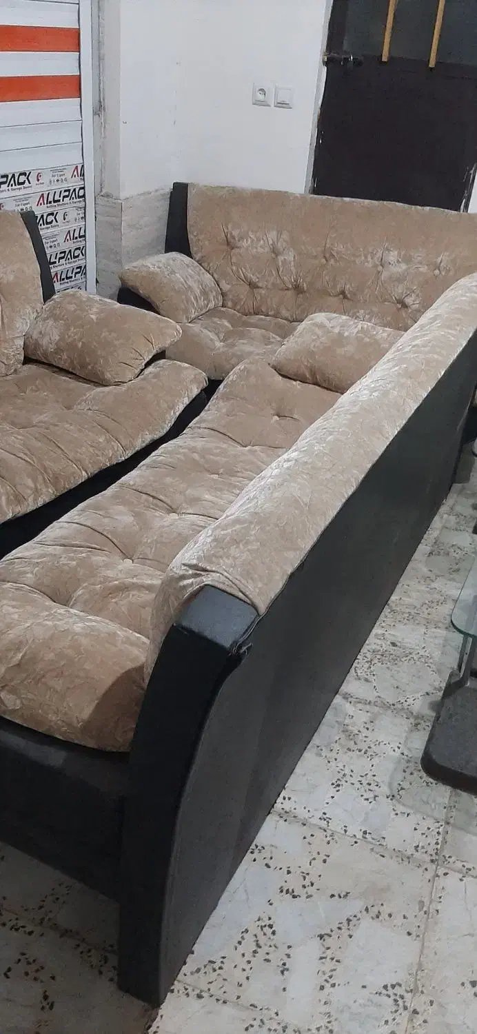 مبلمان ۸ نفره همراه با میز عسلی|مبلمان خانگی و میز عسلی|رشت, سلیمانداراب|دیوار