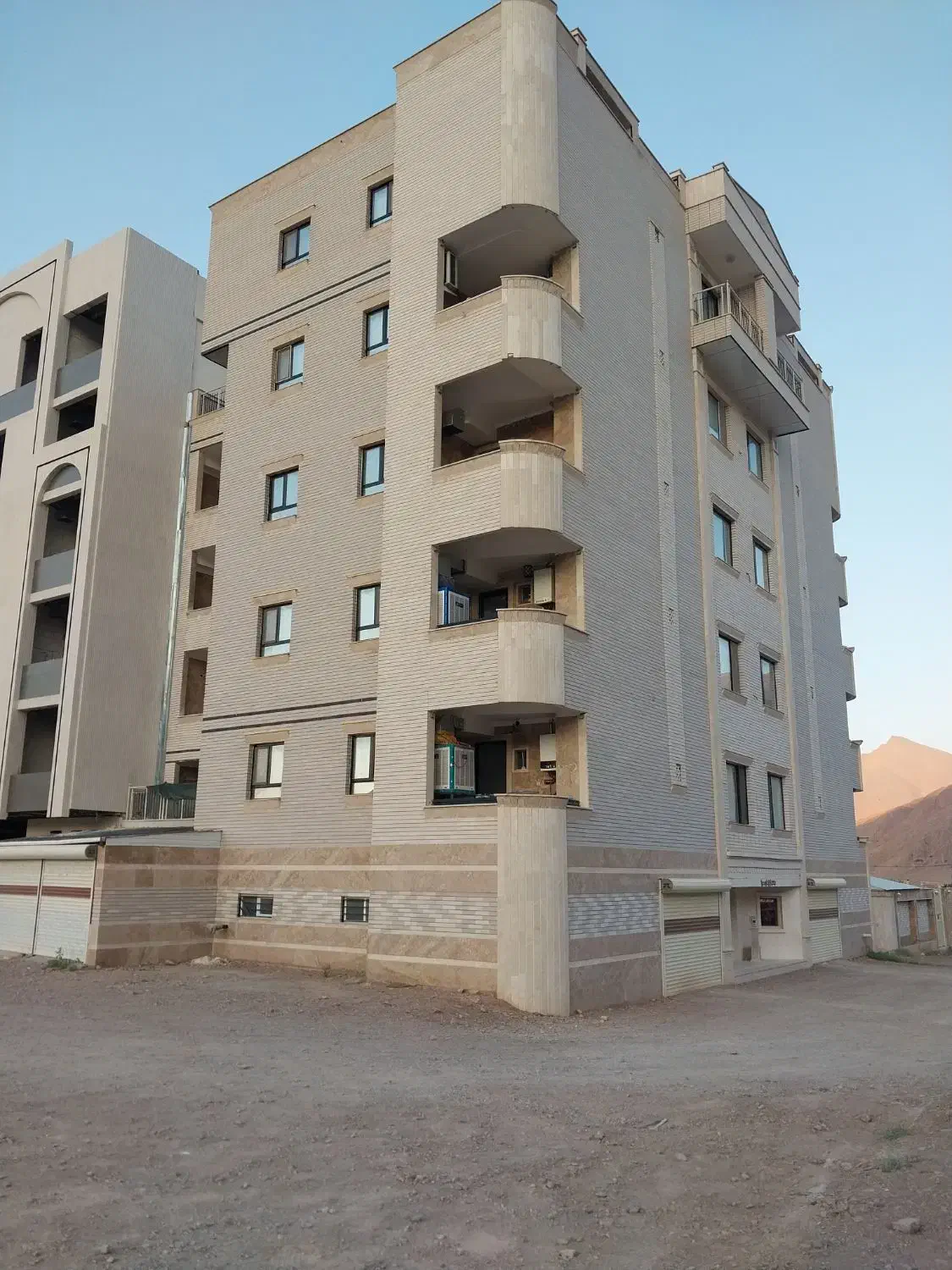 معاوضه یک واحد آپارتمان با خانه ویلایی|فروش آپارتمان|تفت, |دیوار