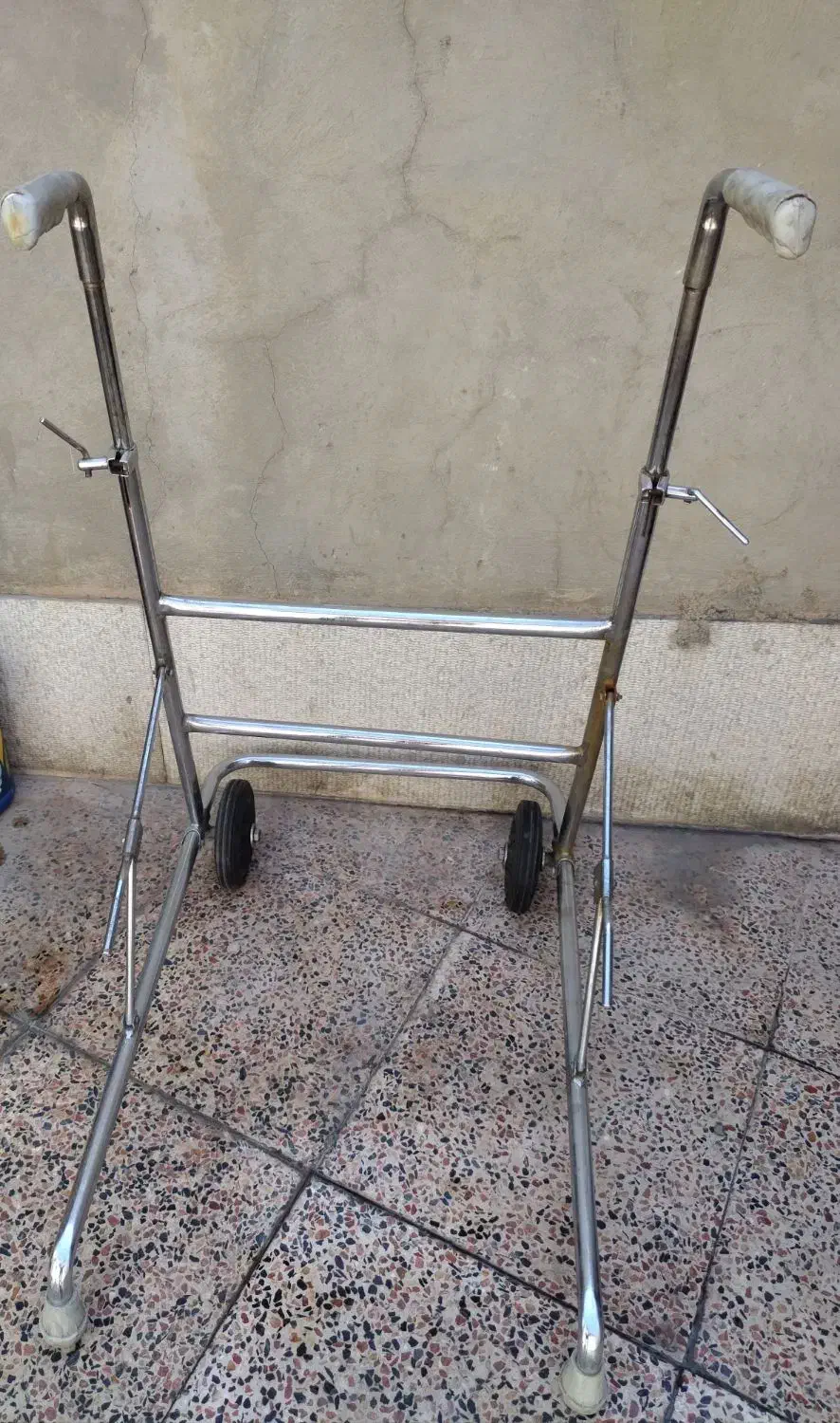 واکر چرخ دار .قدیمی و محکم|آرایشی، بهداشتی، درمانی|شیراز, شهرک کوشکک|دیوار