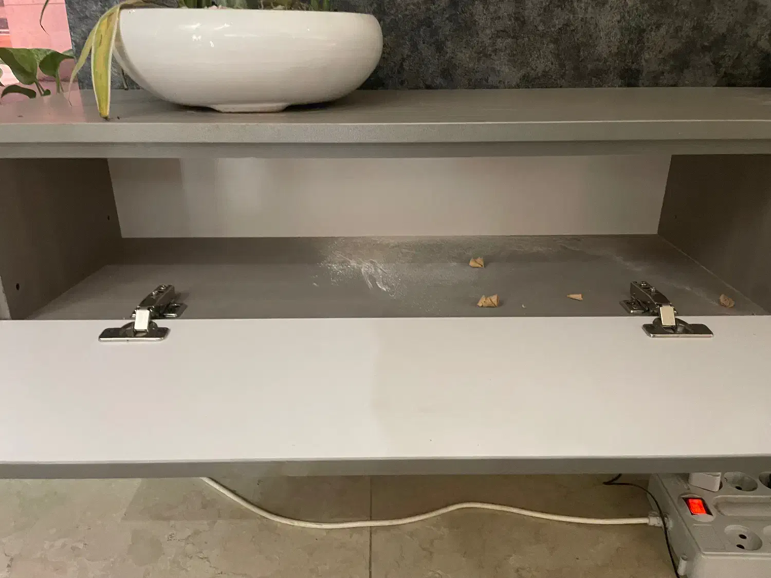 میز تلوزیون|میز تلویزیون|تهران, آبشار تهران (دریاچه)|دیوار