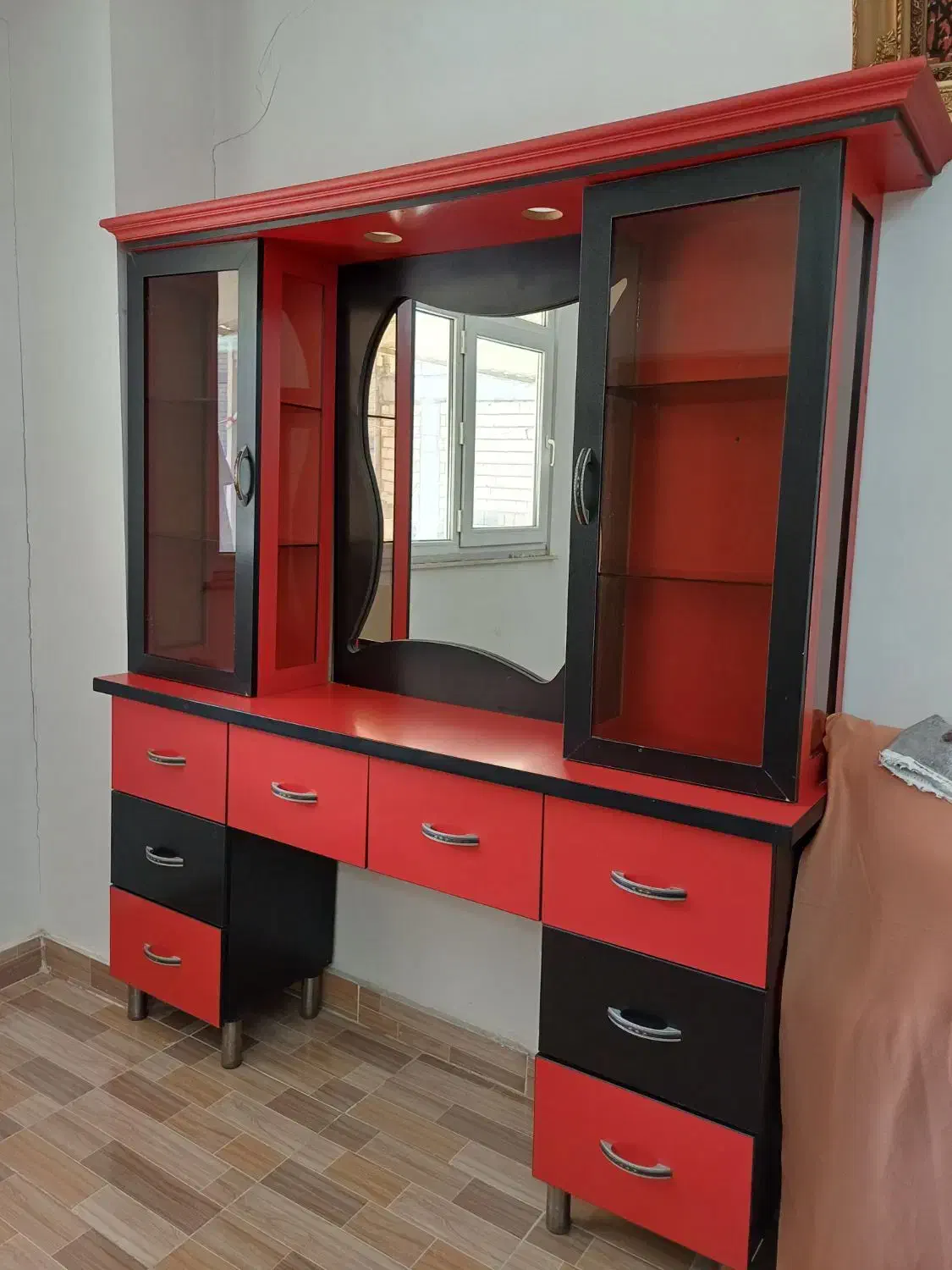 صندلی آرایشگاه/ویترین آرایشگاه|آرایشگاه و سالنهای زیبایی|صباشهر, |دیوار