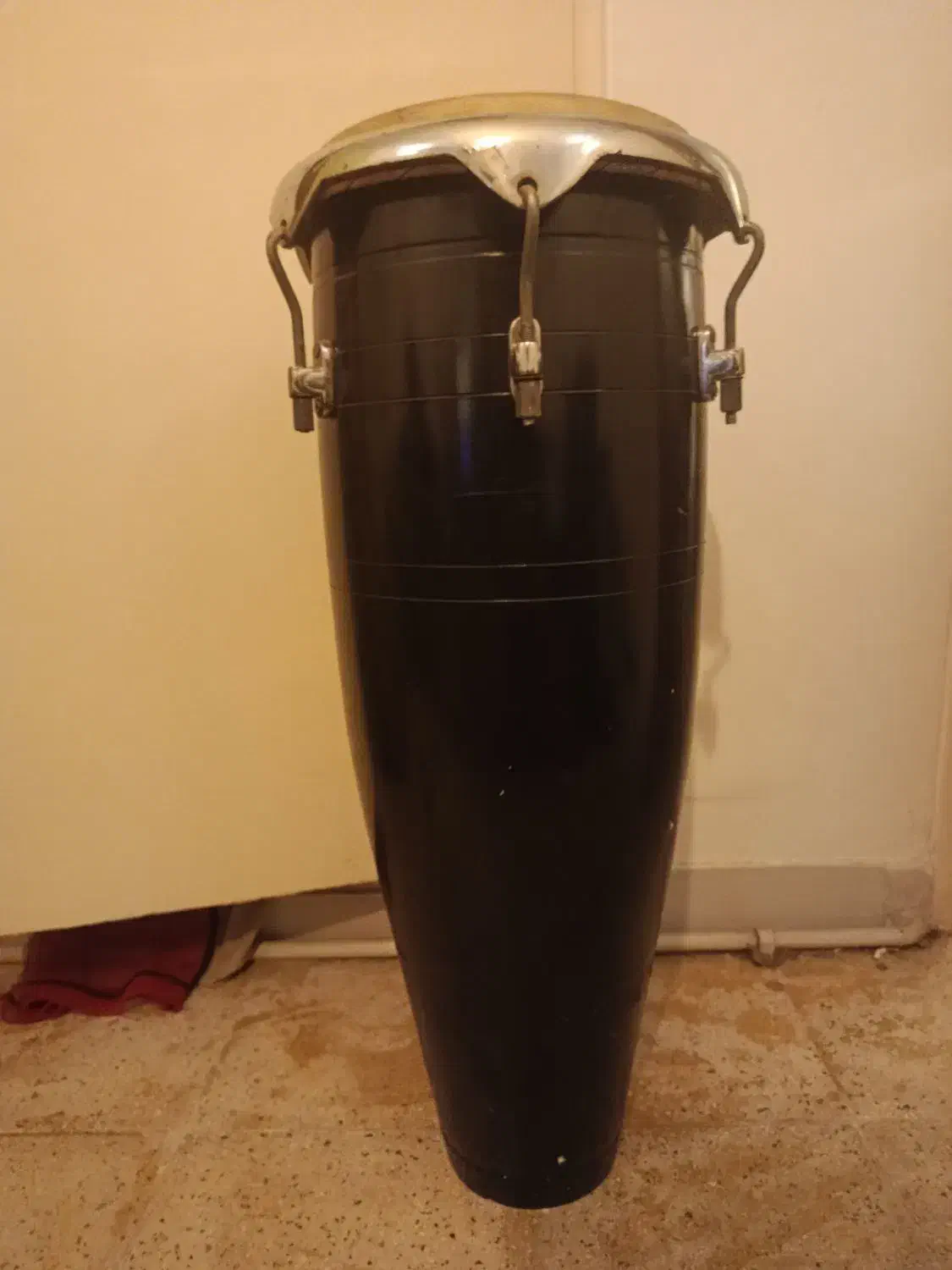 ست دو تکه کونگا|درام و پرکاشن|تهران, فلسطین (میدان انقلاب)|دیوار