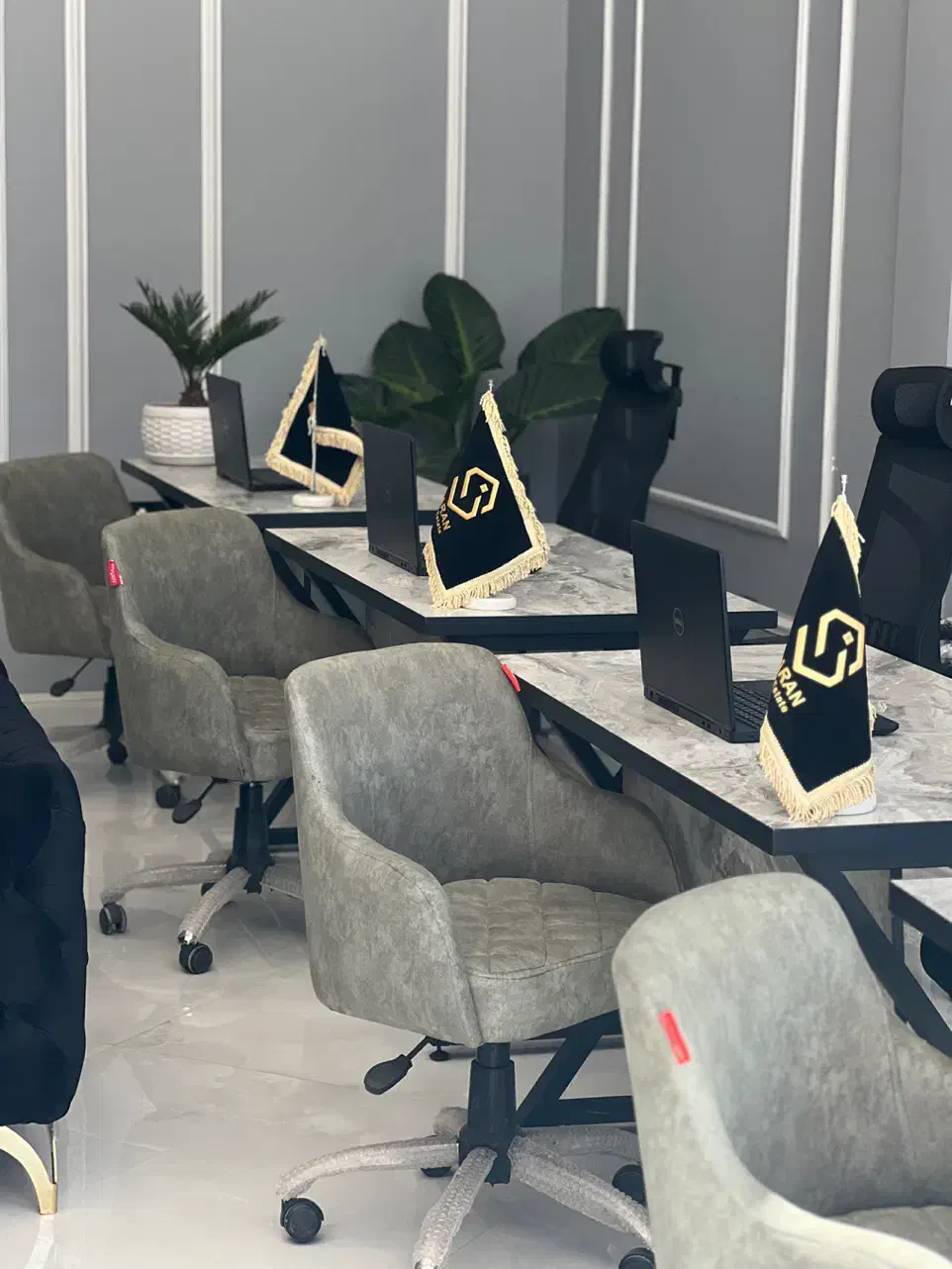 استخدام آبدارچی و خدماتی در دفتر املاک منطقه الهیه|استخدام سرایداری و نظافت|مشهد, الهیه|دیوار