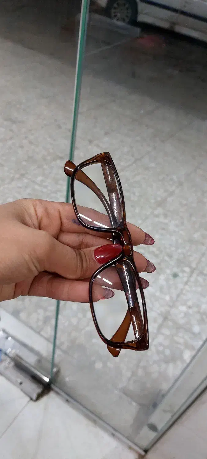 عینک پیدا شده|اشیا|مسجد سلیمان, |دیوار