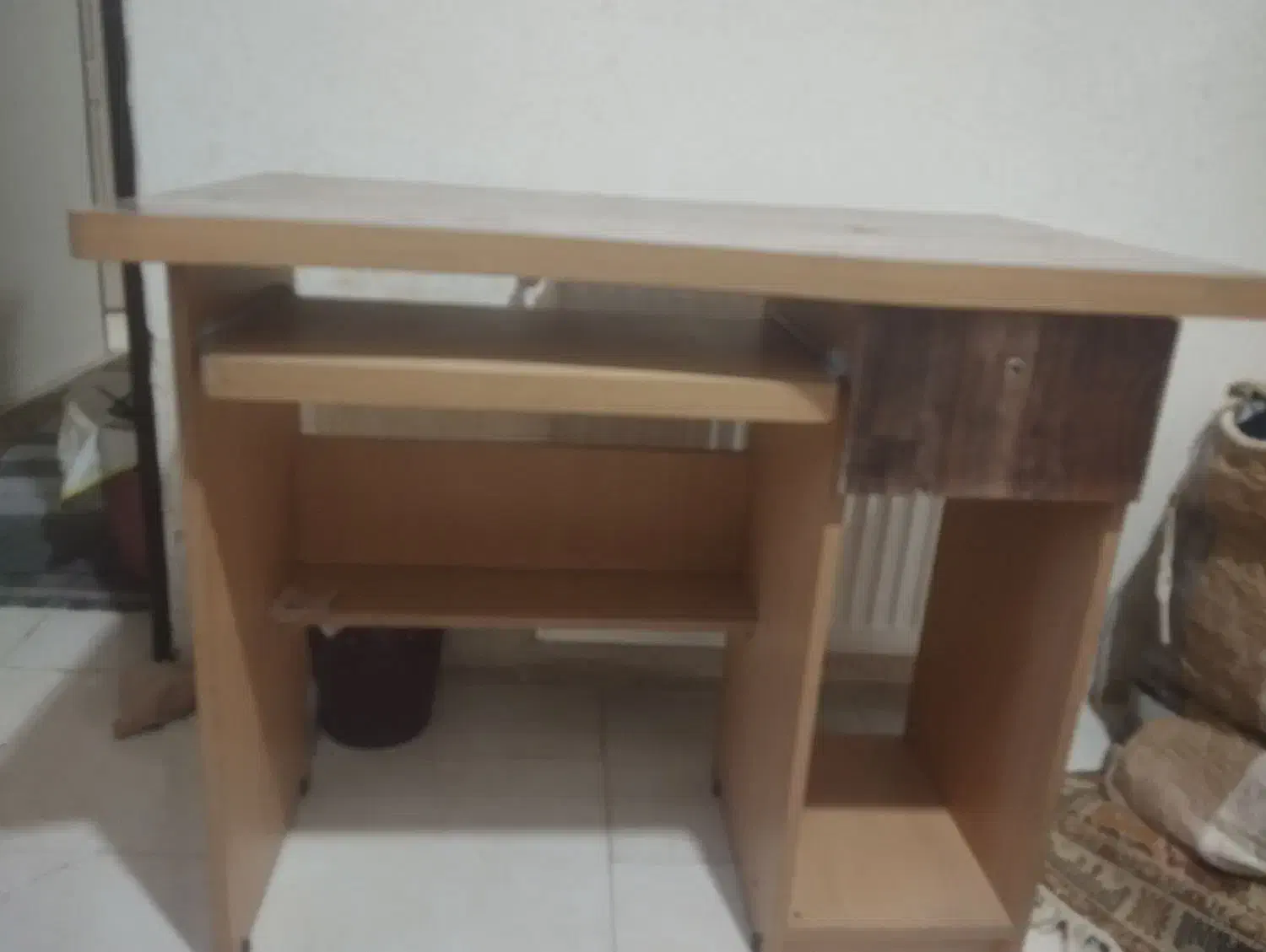 میز کامپیوتر|میز تحریر و کامپیوتر|پرند, فاز ۴|دیوار