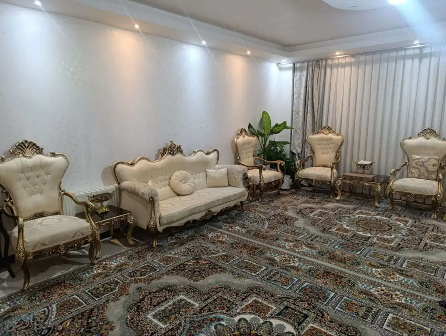 یکدست مبل کلاسیک بهمراه ناهار خوری|مبلمان خانگی و میز عسلی|ابهر, |دیوار