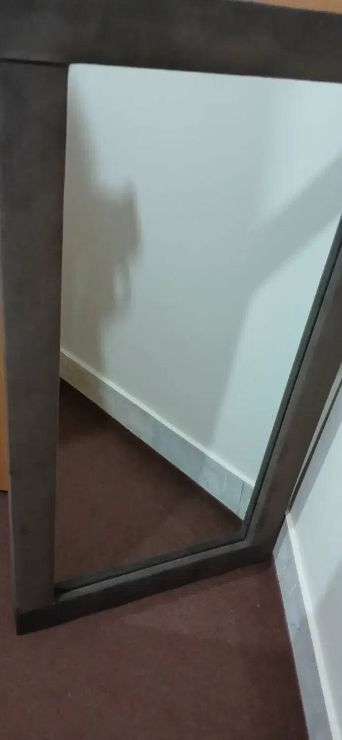 آینه با قاب مخملی|آینه|شاهینشهر, عطار|دیوار